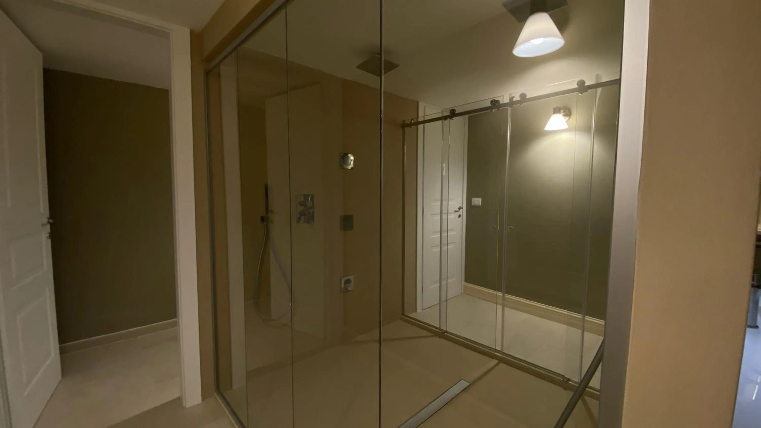 Shower in Lanterne Magiche Ortigia Suites