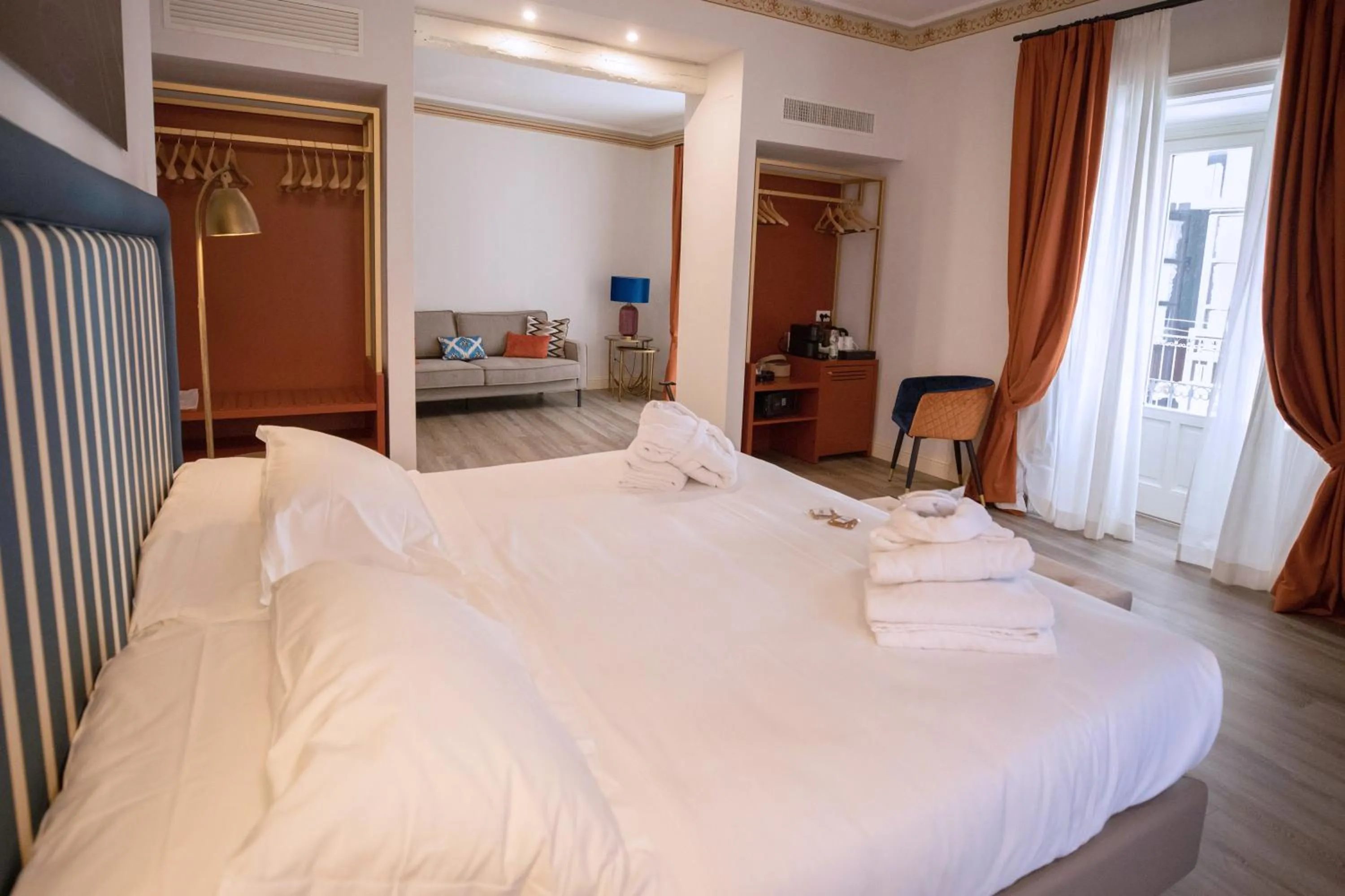 Photo of the whole room, Bed in Lanterne Magiche Ortigia Suites