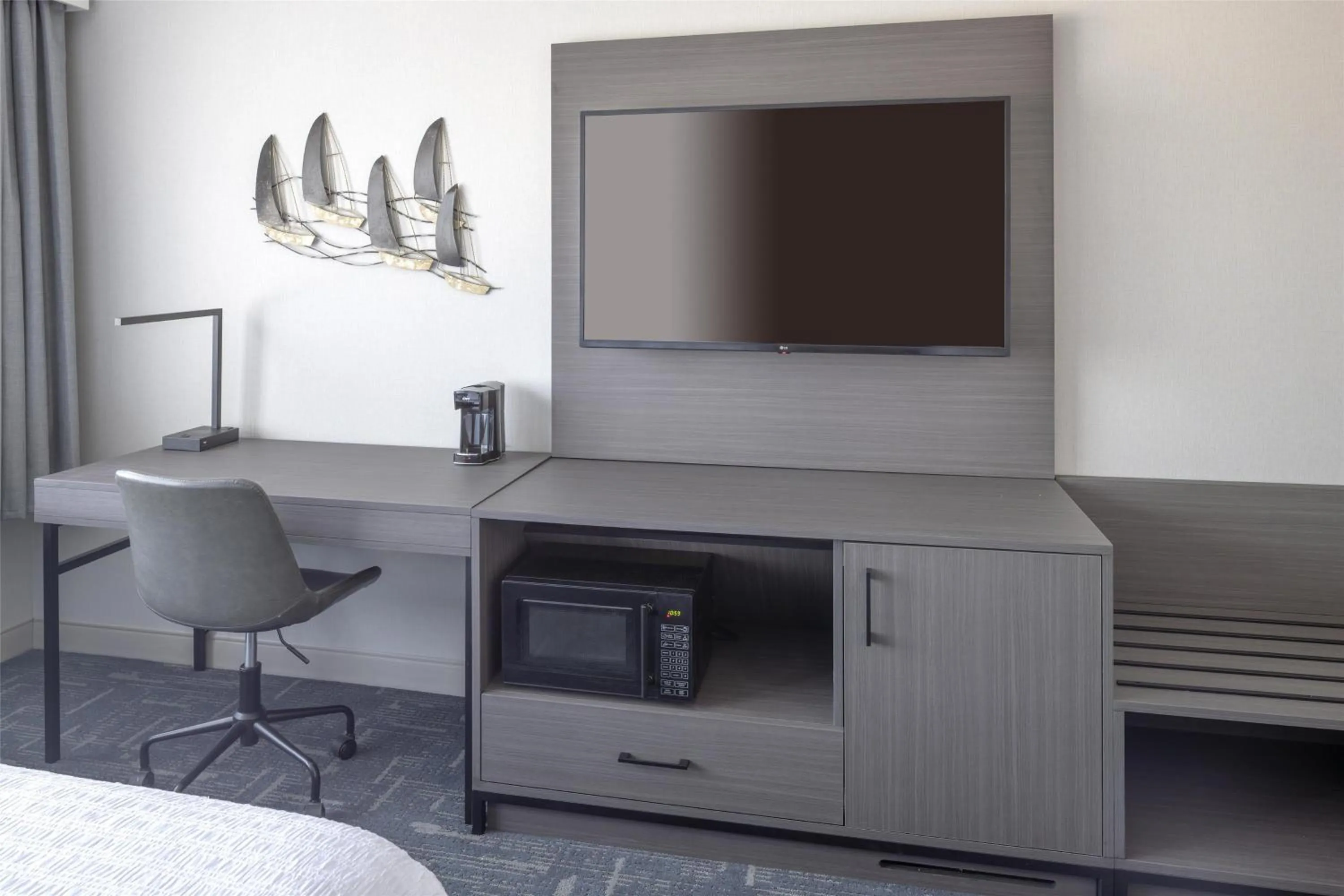 Bedroom in Hampton Inn & Suites Portsmouth Downtown