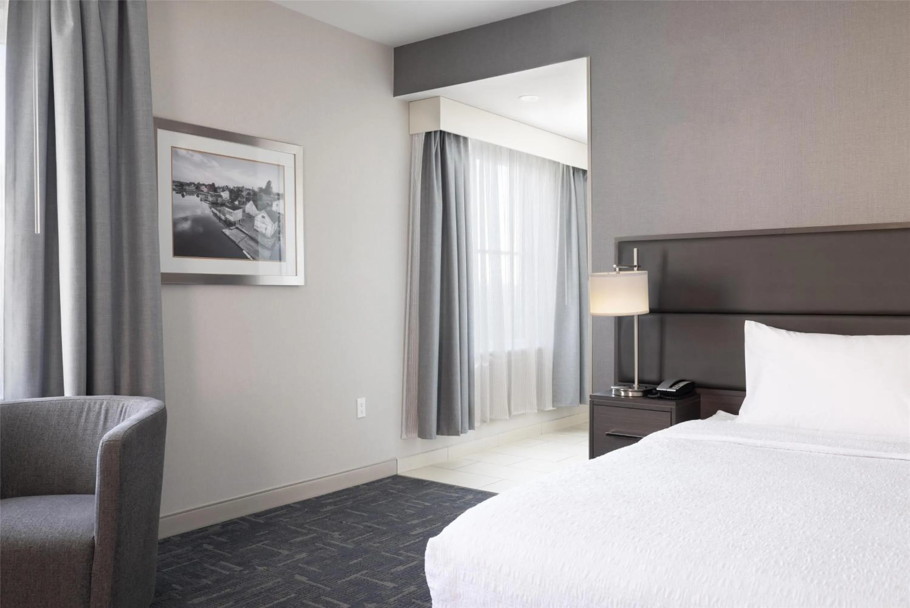 Bed in Hampton Inn & Suites Portsmouth Downtown