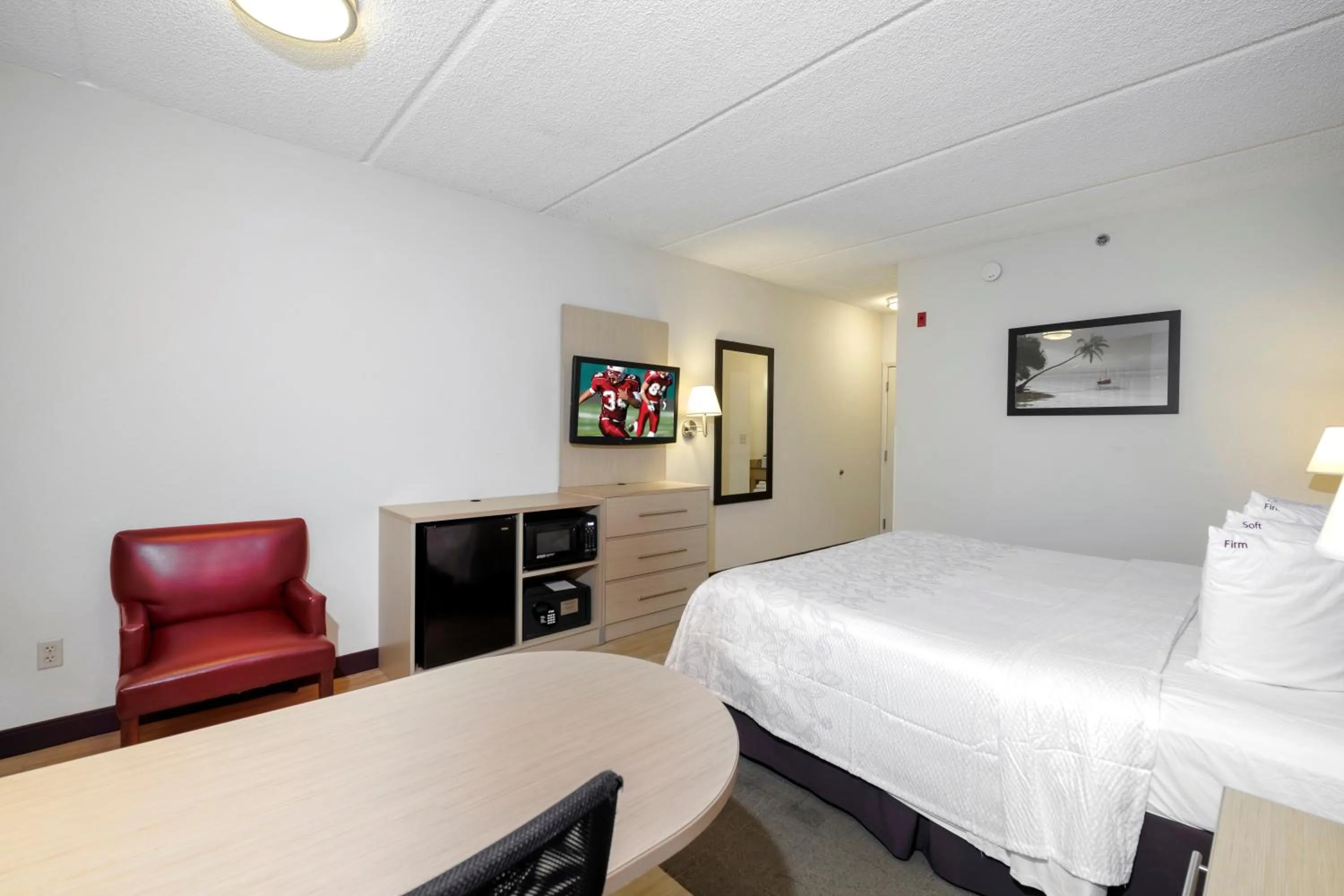 Photo of the whole room, Bed in Red Roof Inn PLUS + Gainesville