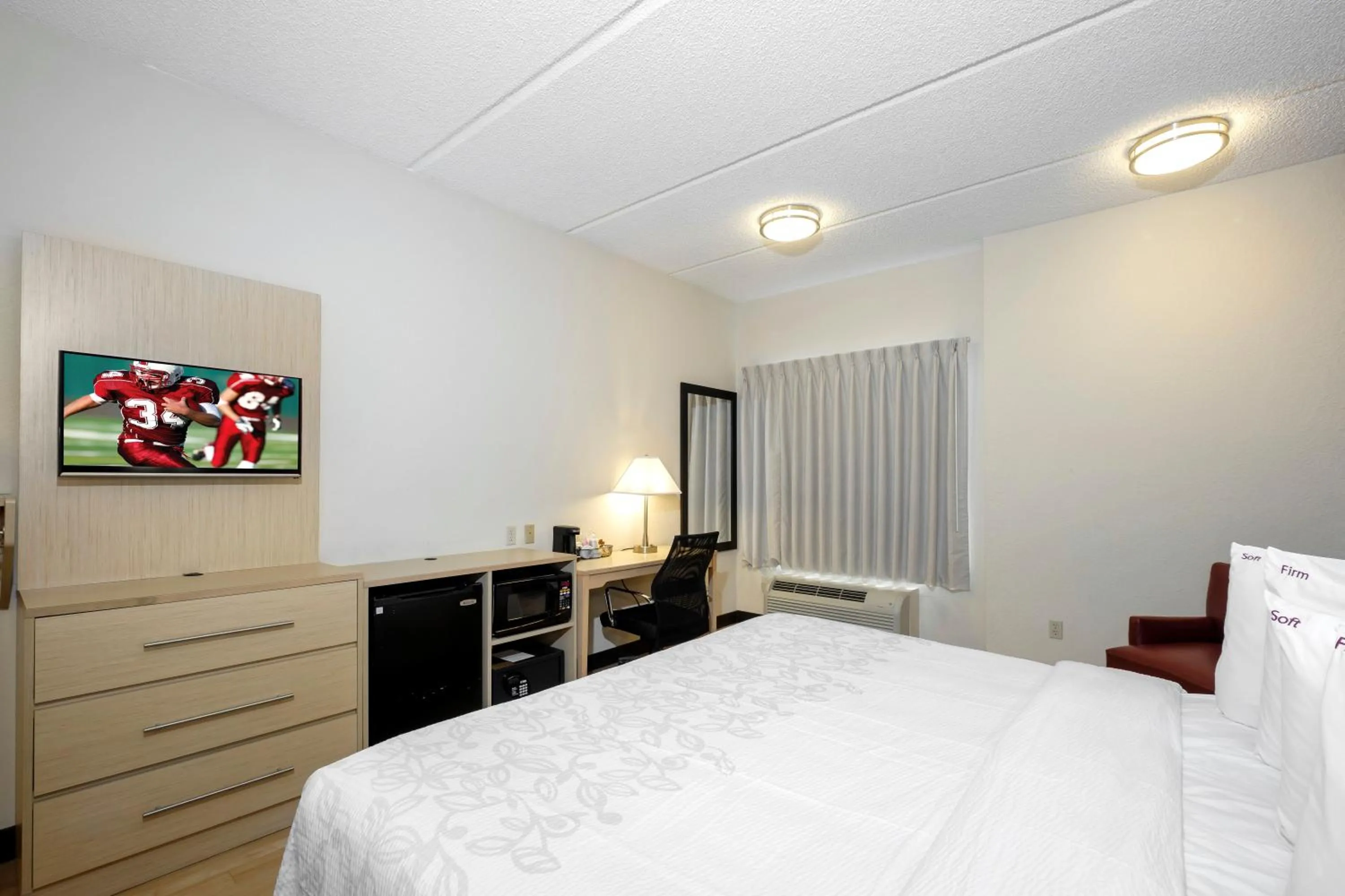 Photo of the whole room, Bed in Red Roof Inn PLUS + Gainesville