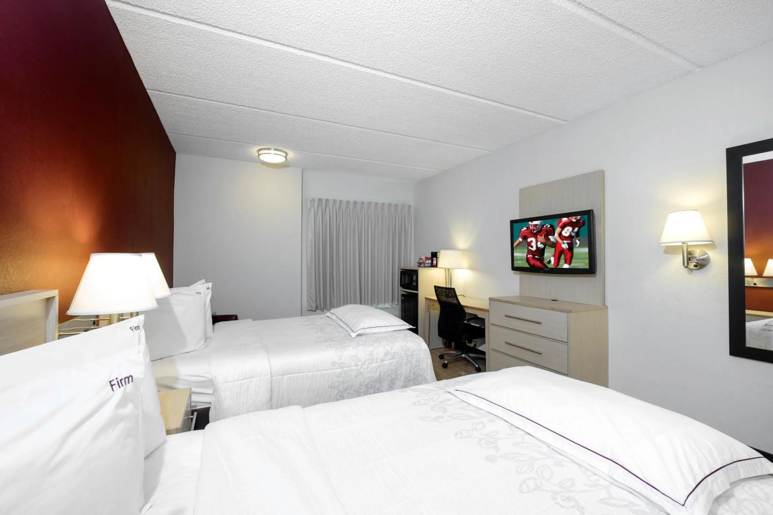 Photo of the whole room, Bed in Red Roof Inn PLUS + Gainesville