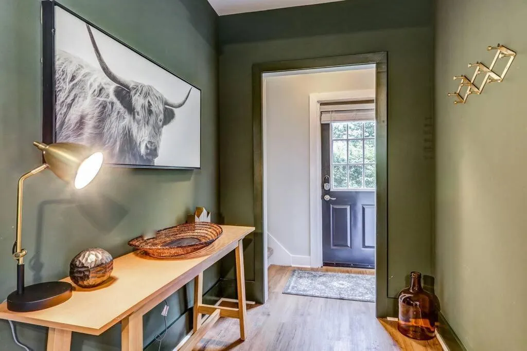 Cozy Dark & Moody Home New Reno 10 mins to Lanc