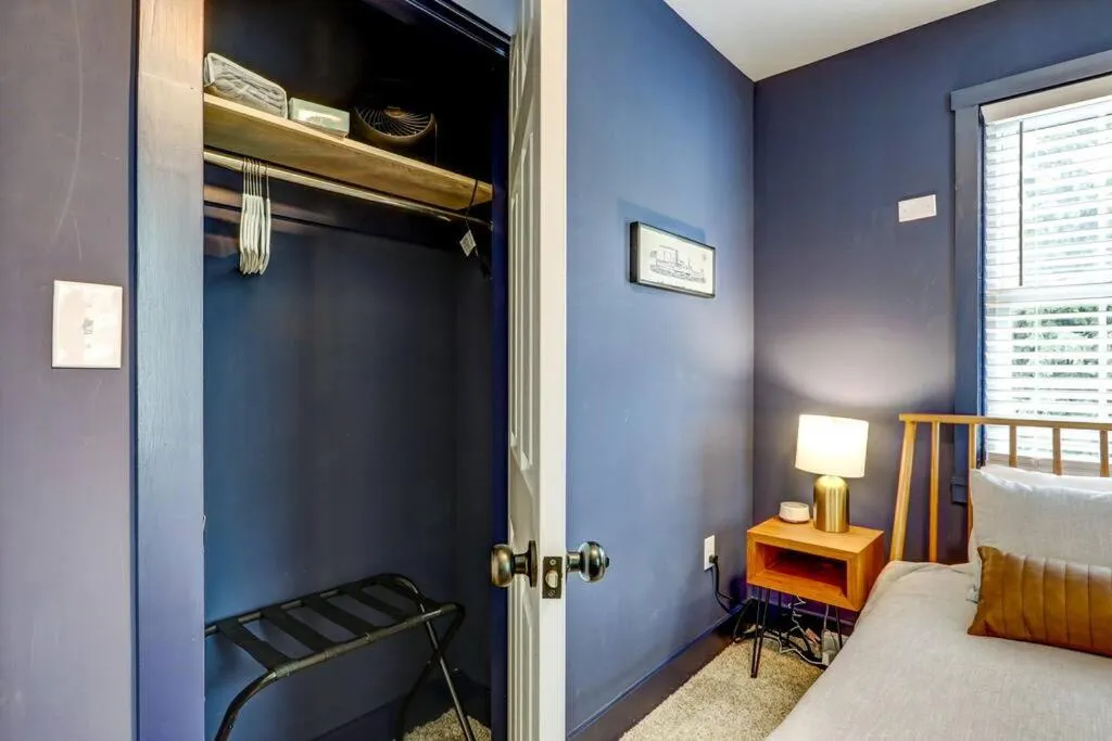 Bed in Cozy Dark & Moody Home New Reno 10 mins to Lanc