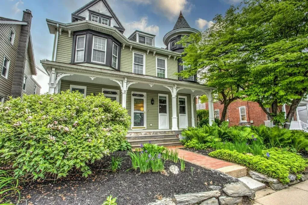 Cozy Dark & Moody Home New Reno 10 mins to Lanc