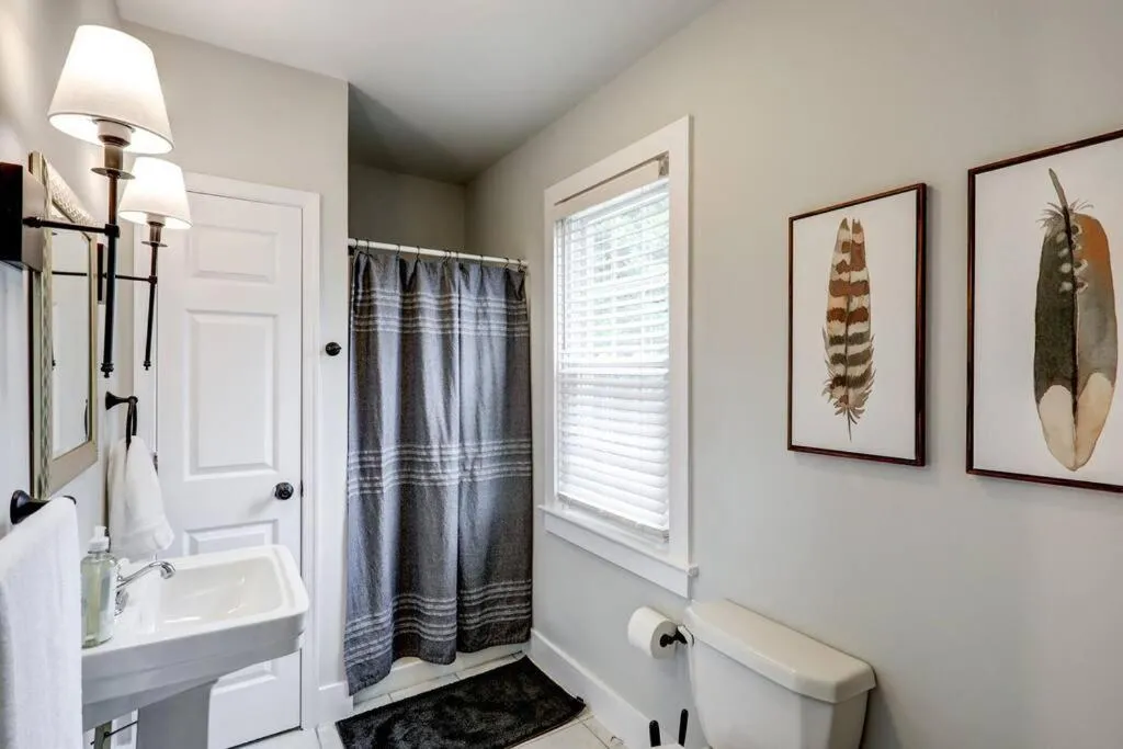 Cozy Dark & Moody Home New Reno 10 mins to Lanc