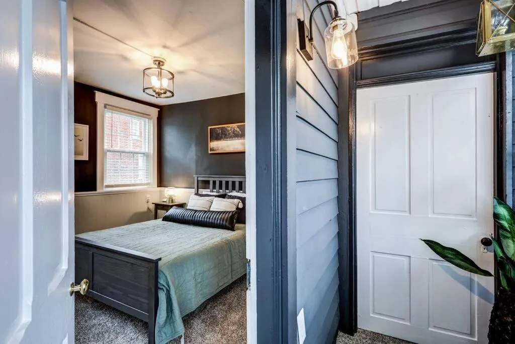 Bed in Cozy Dark & Moody Home New Reno 10 mins to Lanc