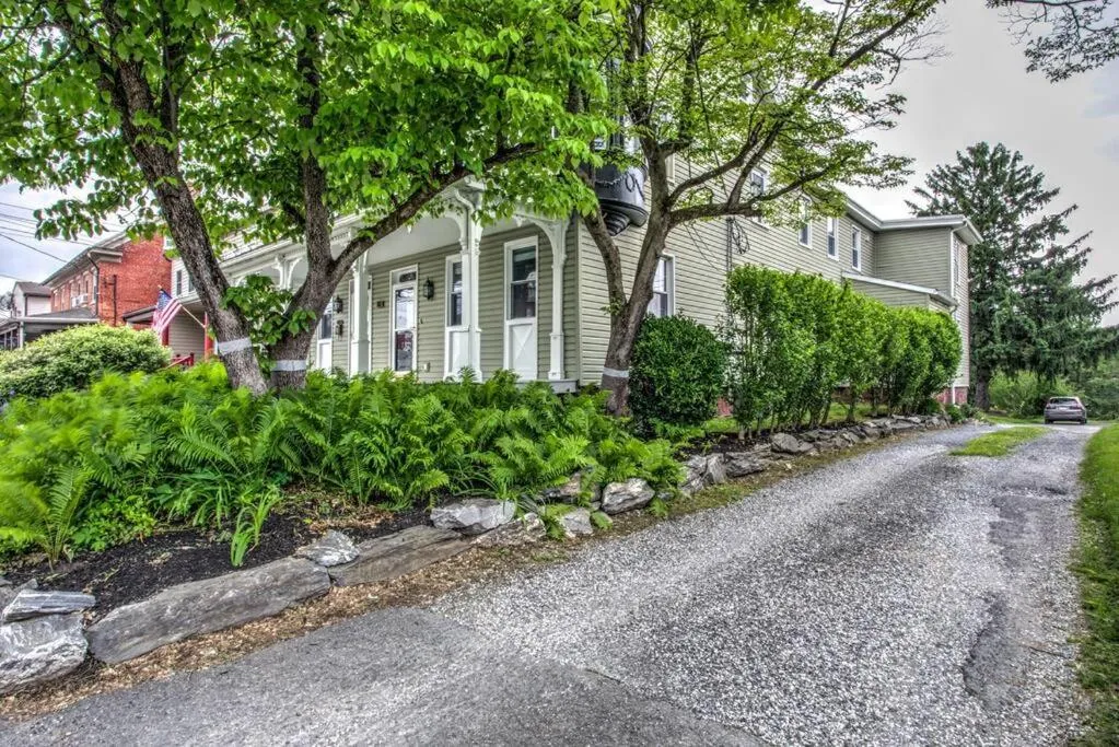 Cozy Dark & Moody Home New Reno 10 mins to Lanc