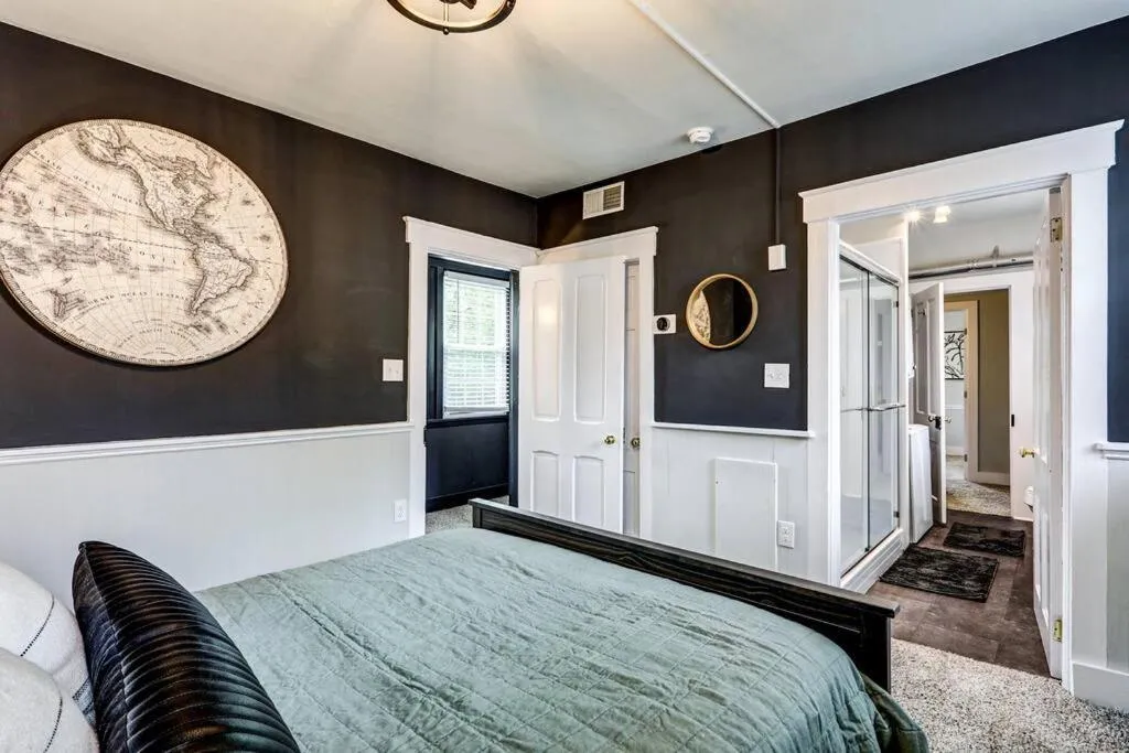 Bed in Cozy Dark & Moody Home New Reno 10 mins to Lanc