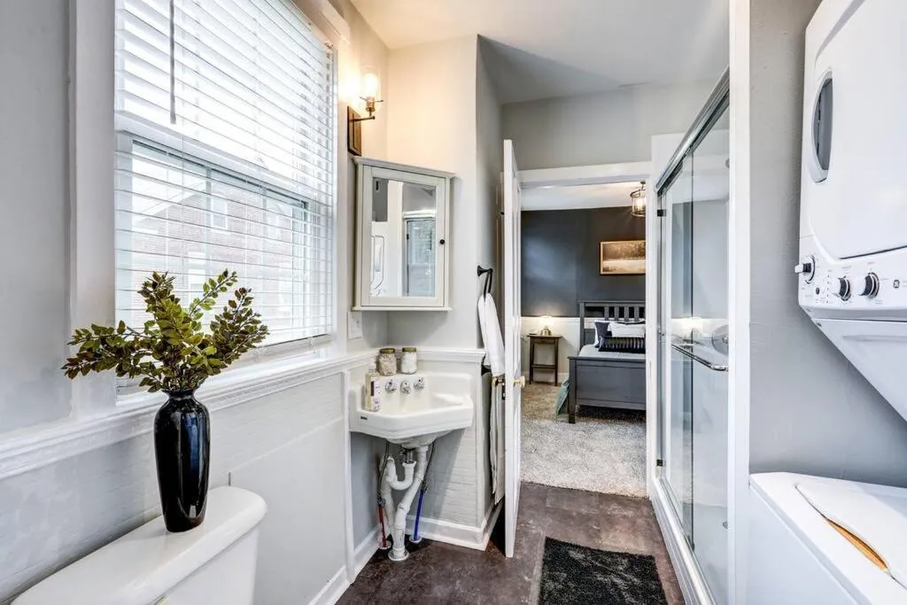 Cozy Dark & Moody Home New Reno 10 mins to Lanc