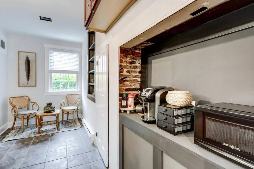 Cozy Dark & Moody Home New Reno 10 mins to Lanc