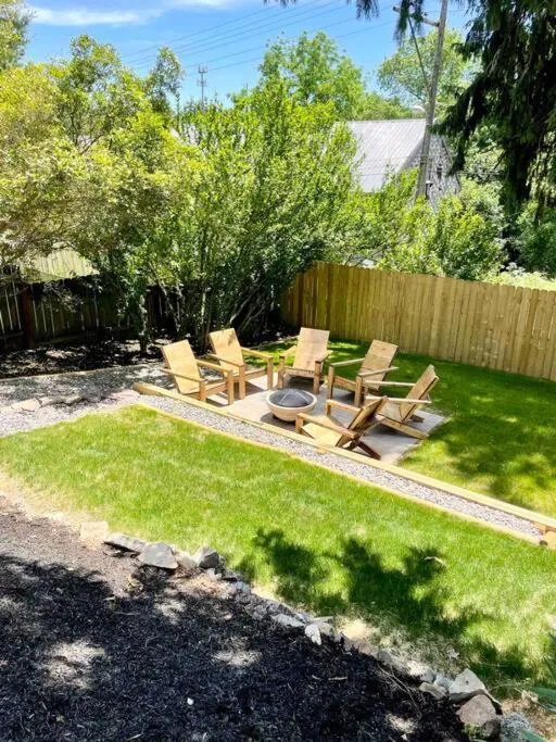 Cozy Dark & Moody Home New Reno 10 mins to Lanc