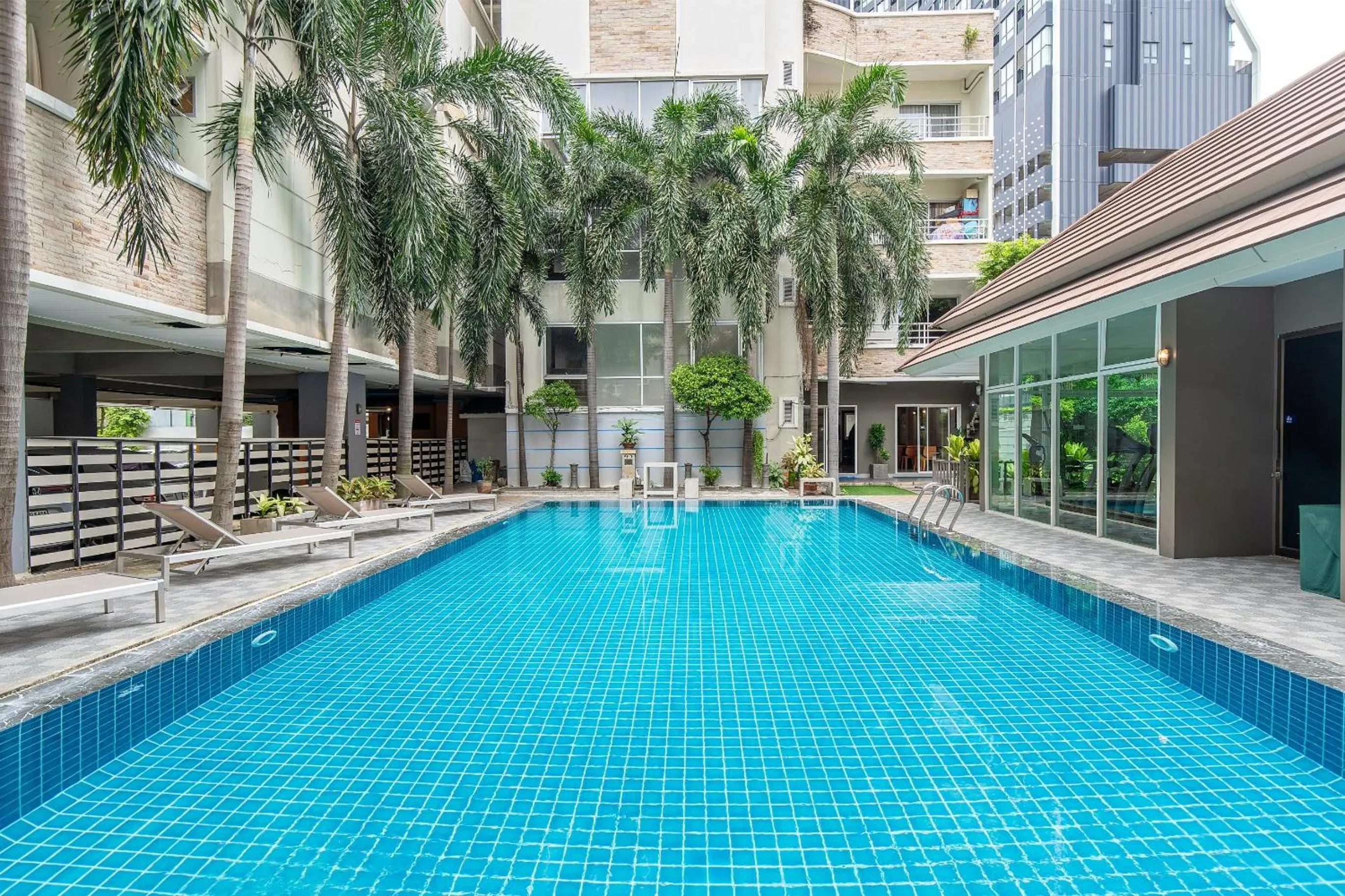 Swimming pool in Diya Hotel Bangkok