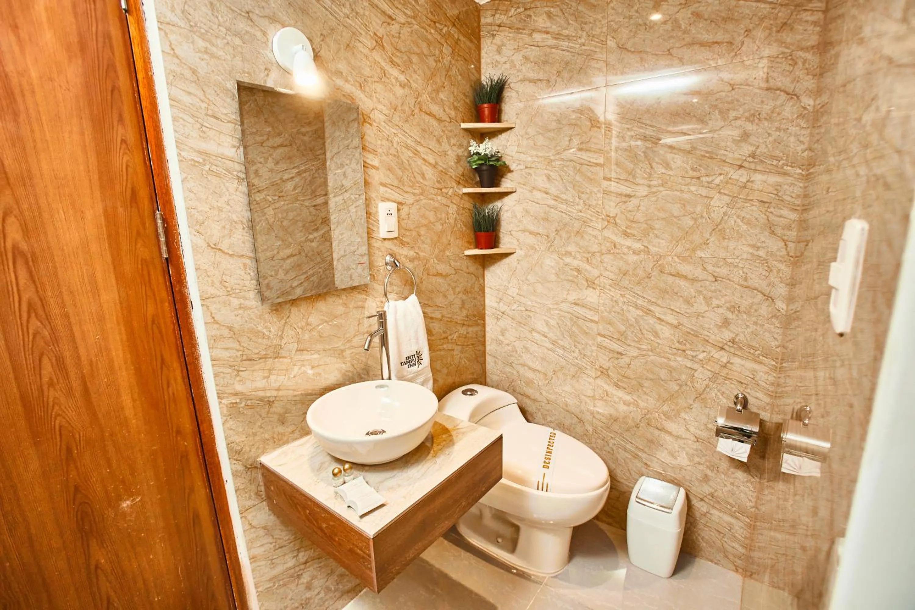 Toilet in Inti Tampu Inn