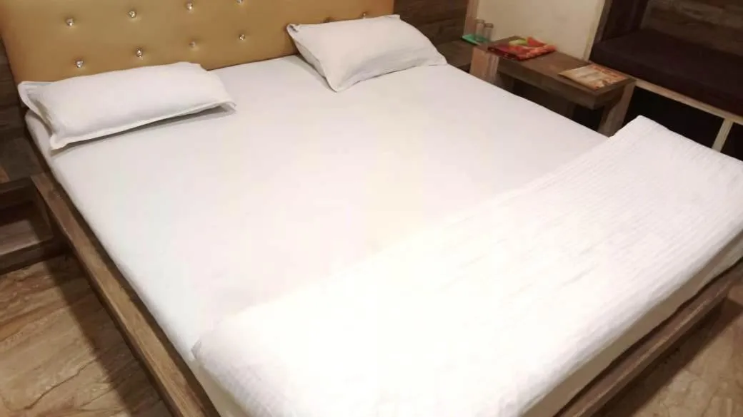 Bed in Hotel Bani Hashim 110 Mtrs from Dargah