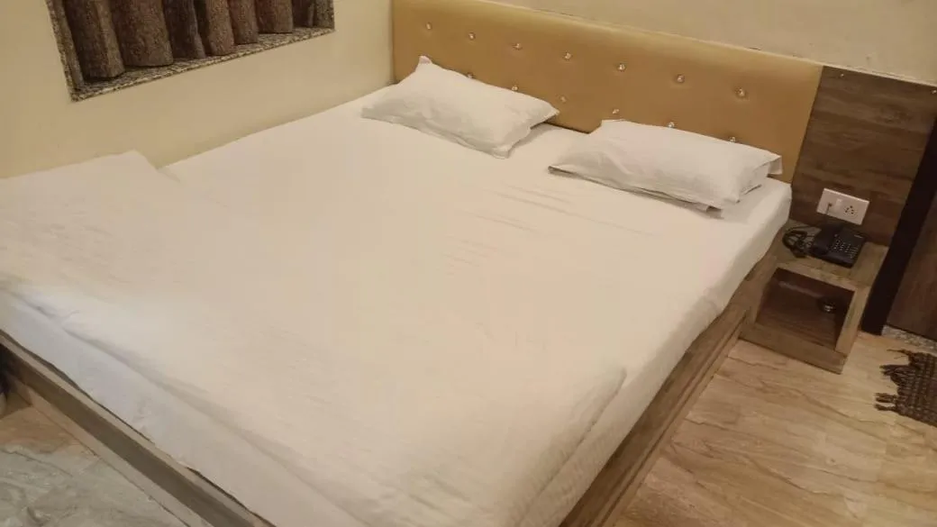 Bed in Hotel Bani Hashim 110 Mtrs from Dargah