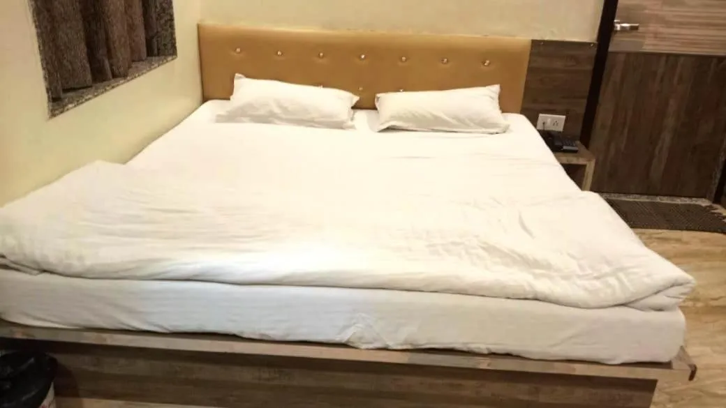 Bed in Hotel Bani Hashim 110 Mtrs from Dargah