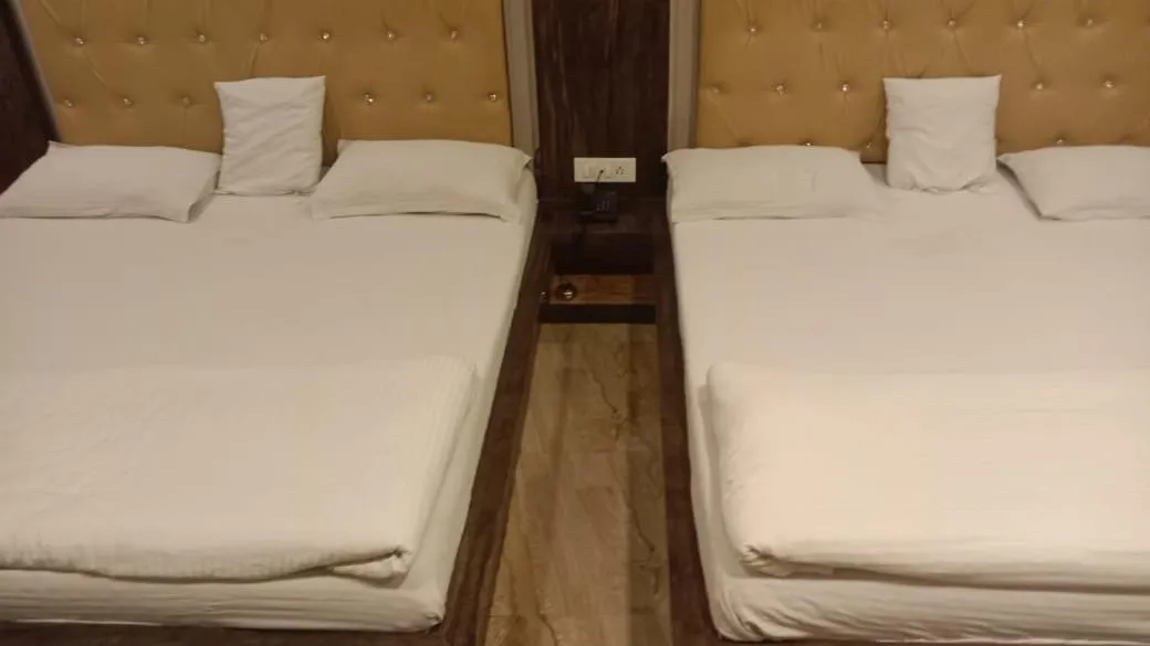 Bed in Hotel Bani Hashim 110 Mtrs from Dargah