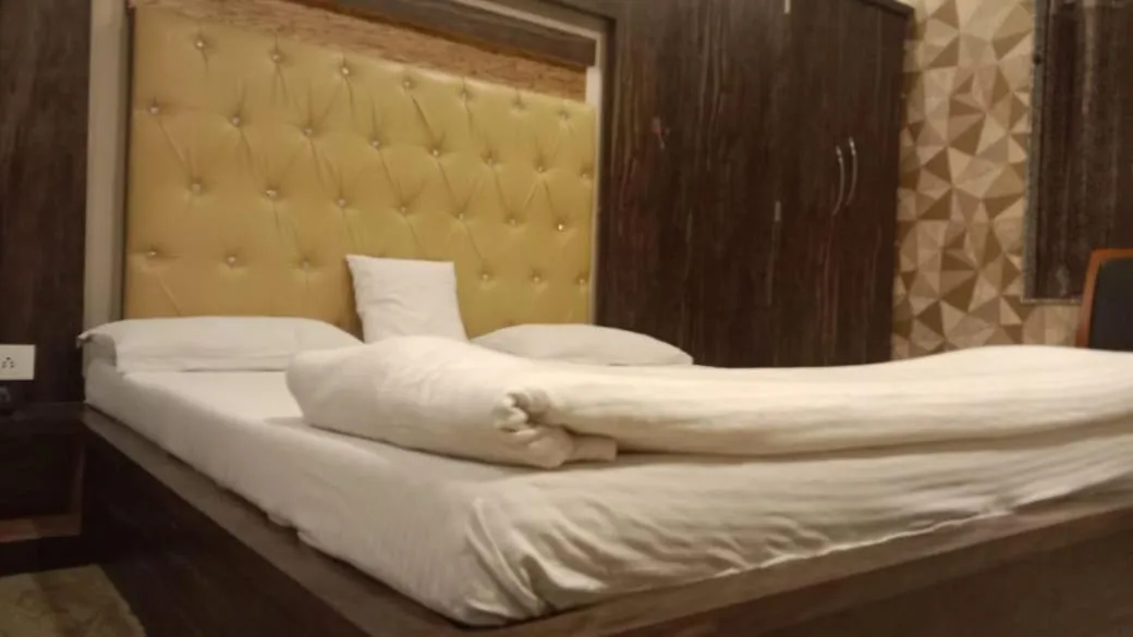 Bed in Hotel Bani Hashim 110 Mtrs from Dargah