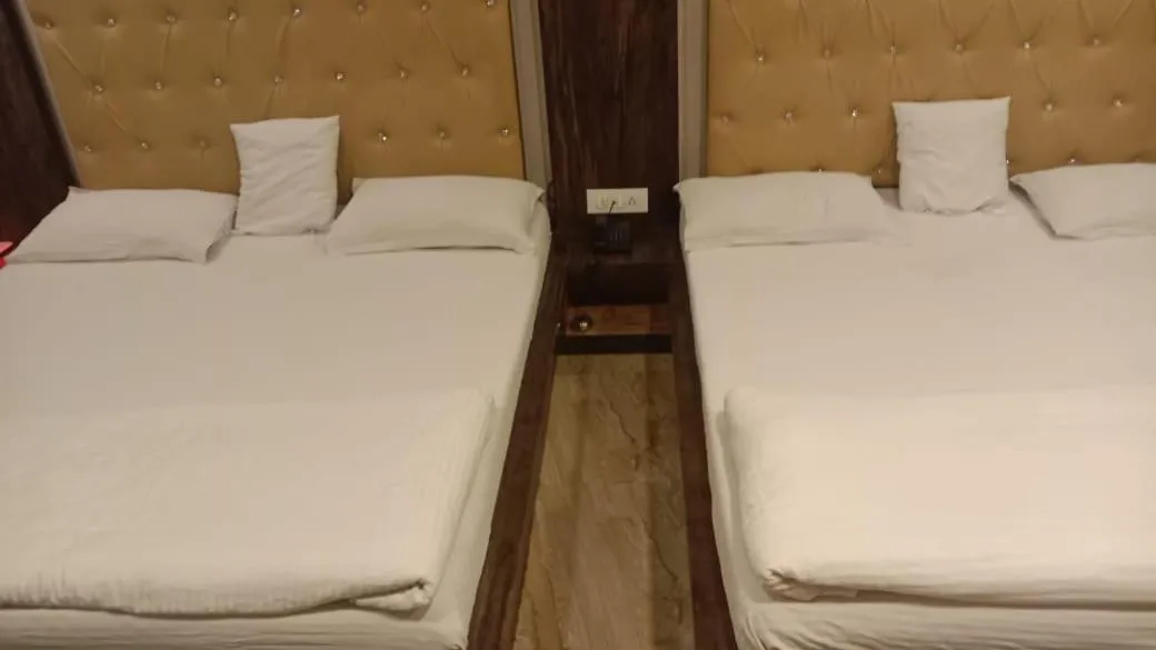 Bed in Hotel Bani Hashim 110 Mtrs from Dargah