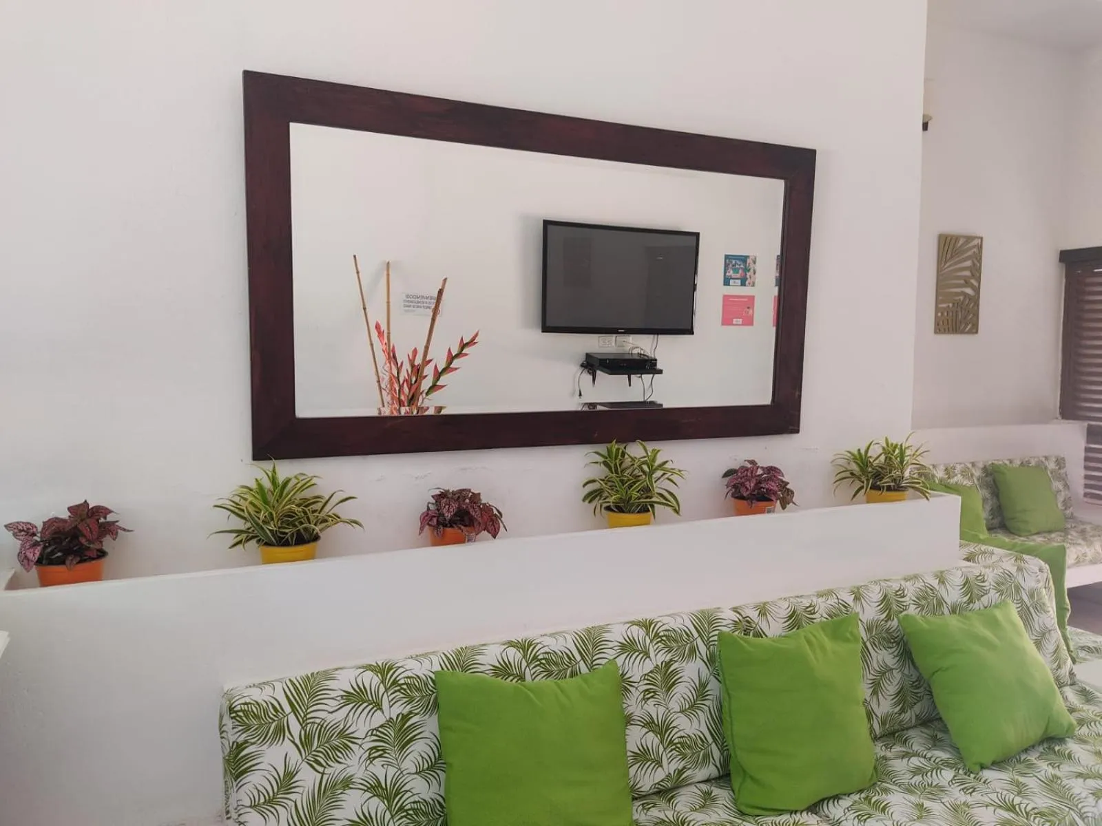 Communal lounge/ TV room in Arizona Ranch Hotel