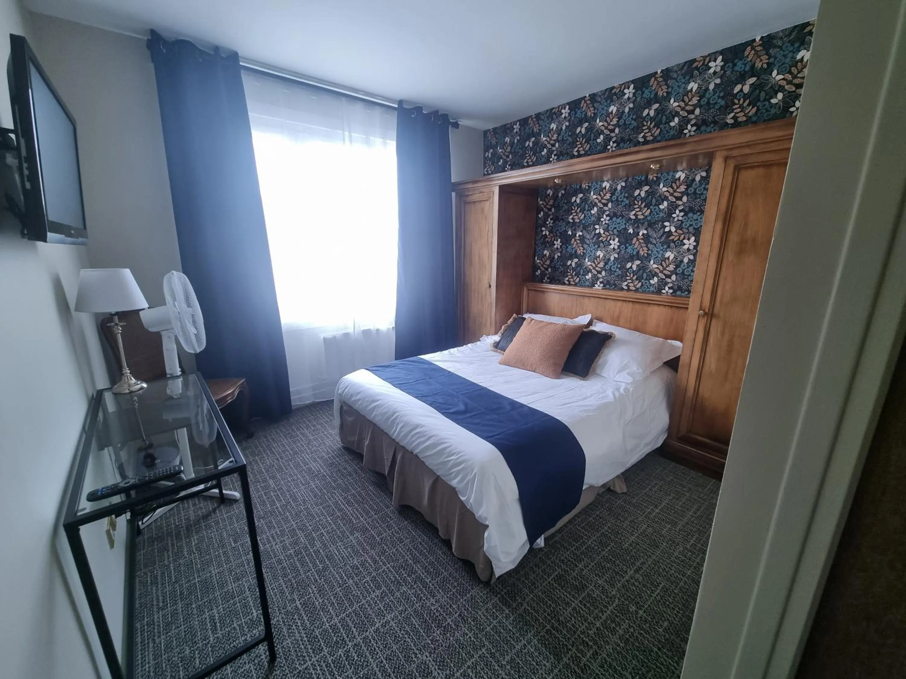 Photo of the whole room, Bed in Hôtel Le Prieuré