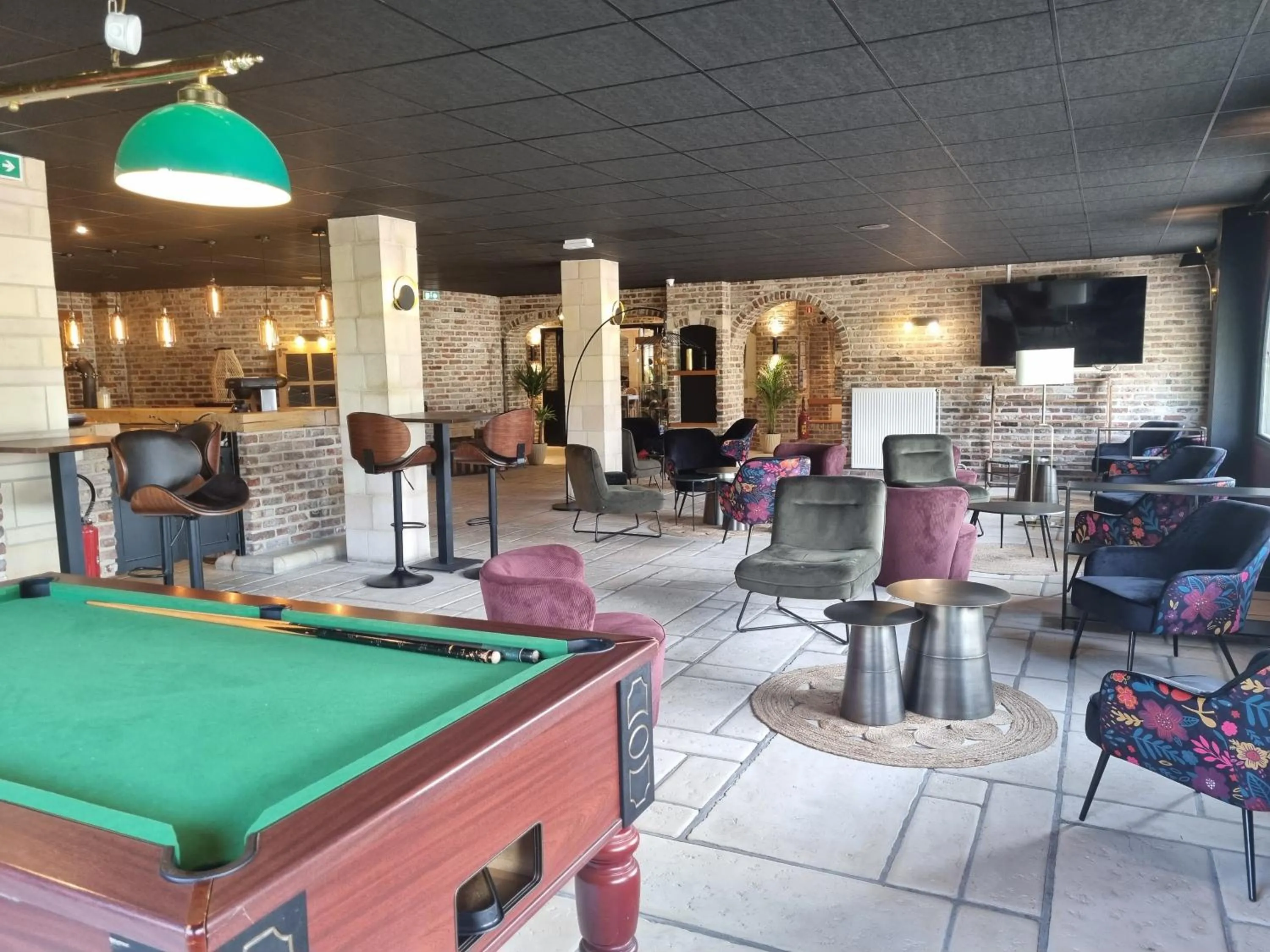 Communal lounge/ TV room in Hôtel Le Prieuré