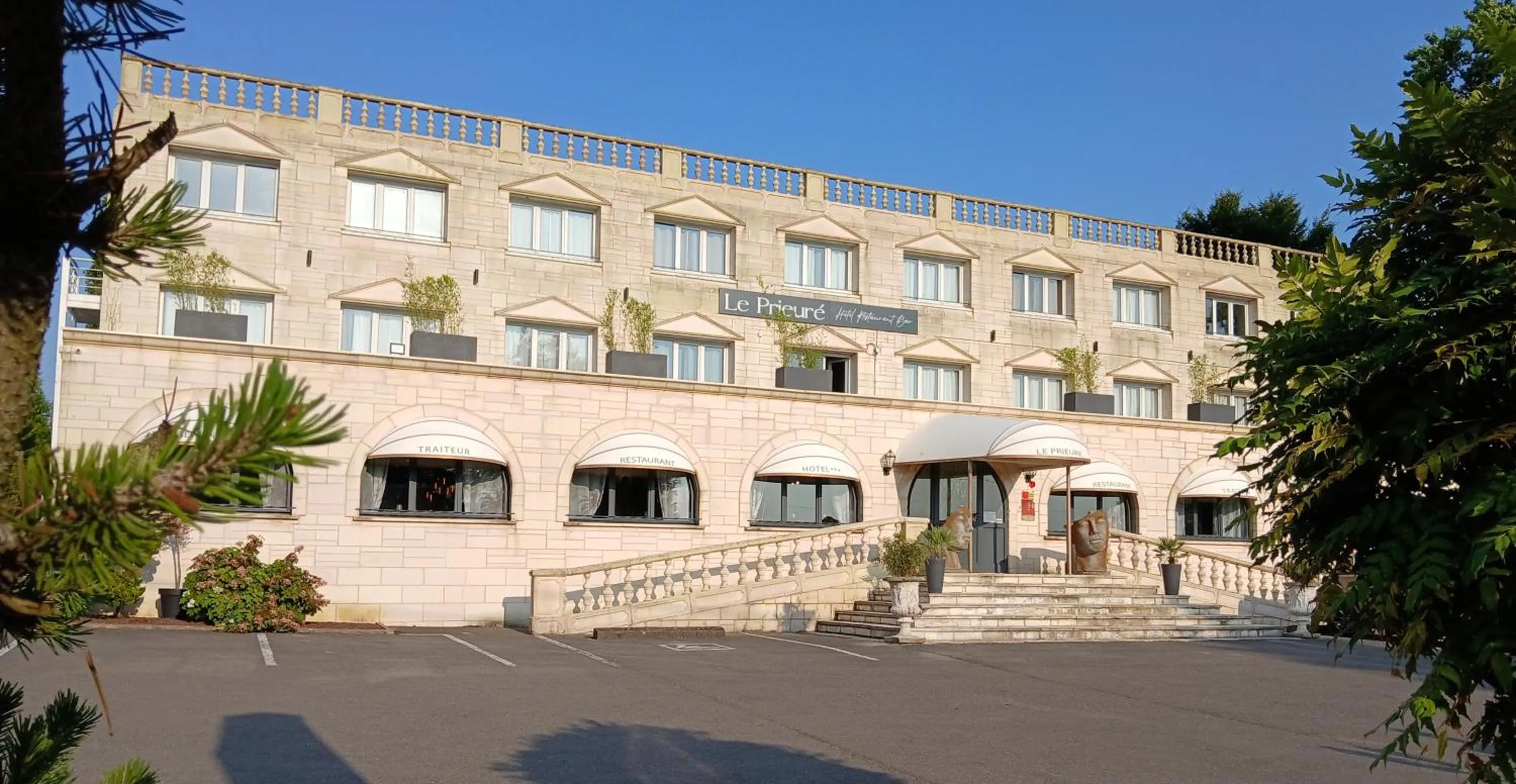 Property building in Hôtel Le Prieuré