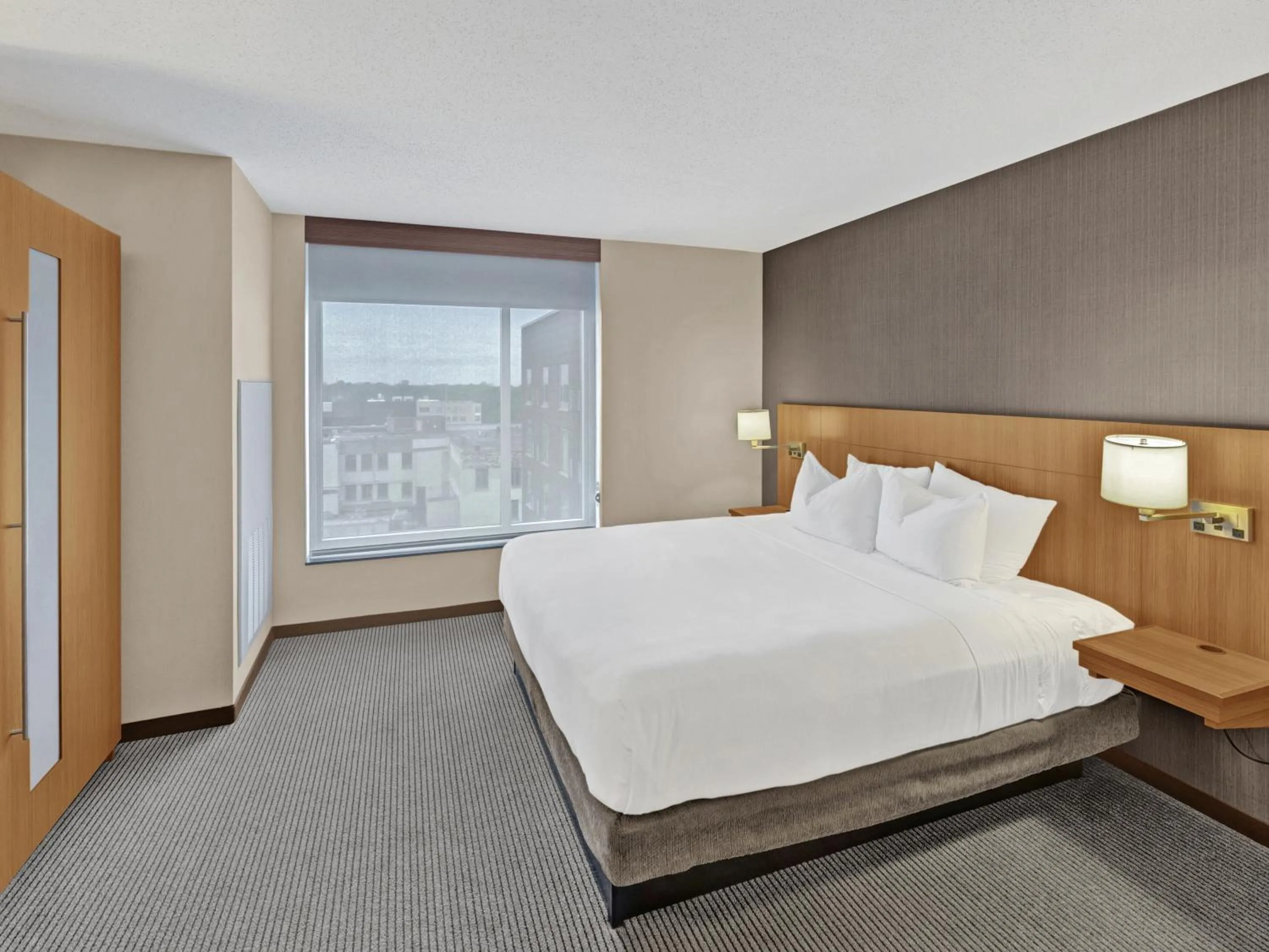 City view, Bed in Hyatt Place Champaign/Urbana