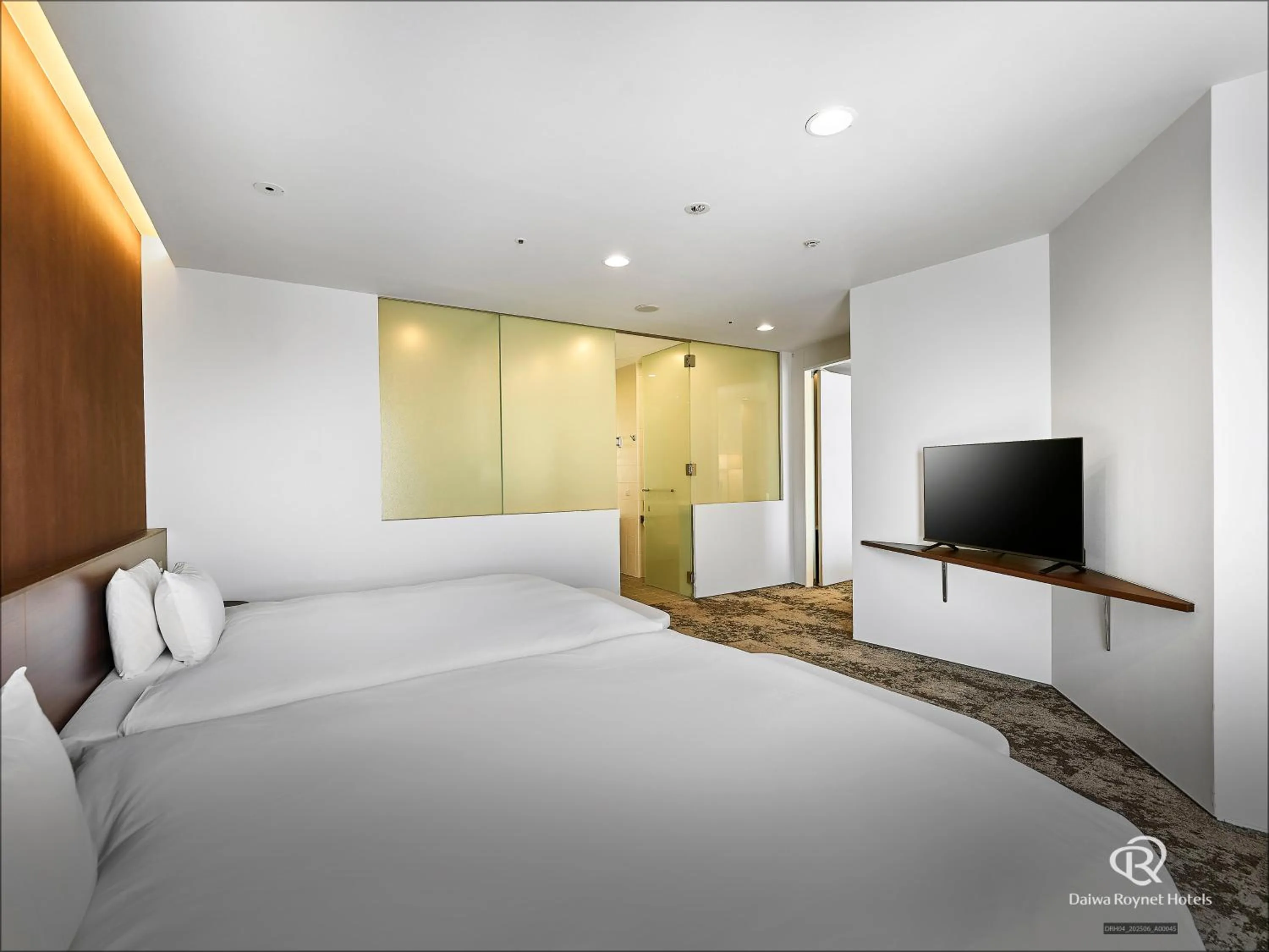 Photo of the whole room, Bed in Daiwa Roynet Hotel Numazu