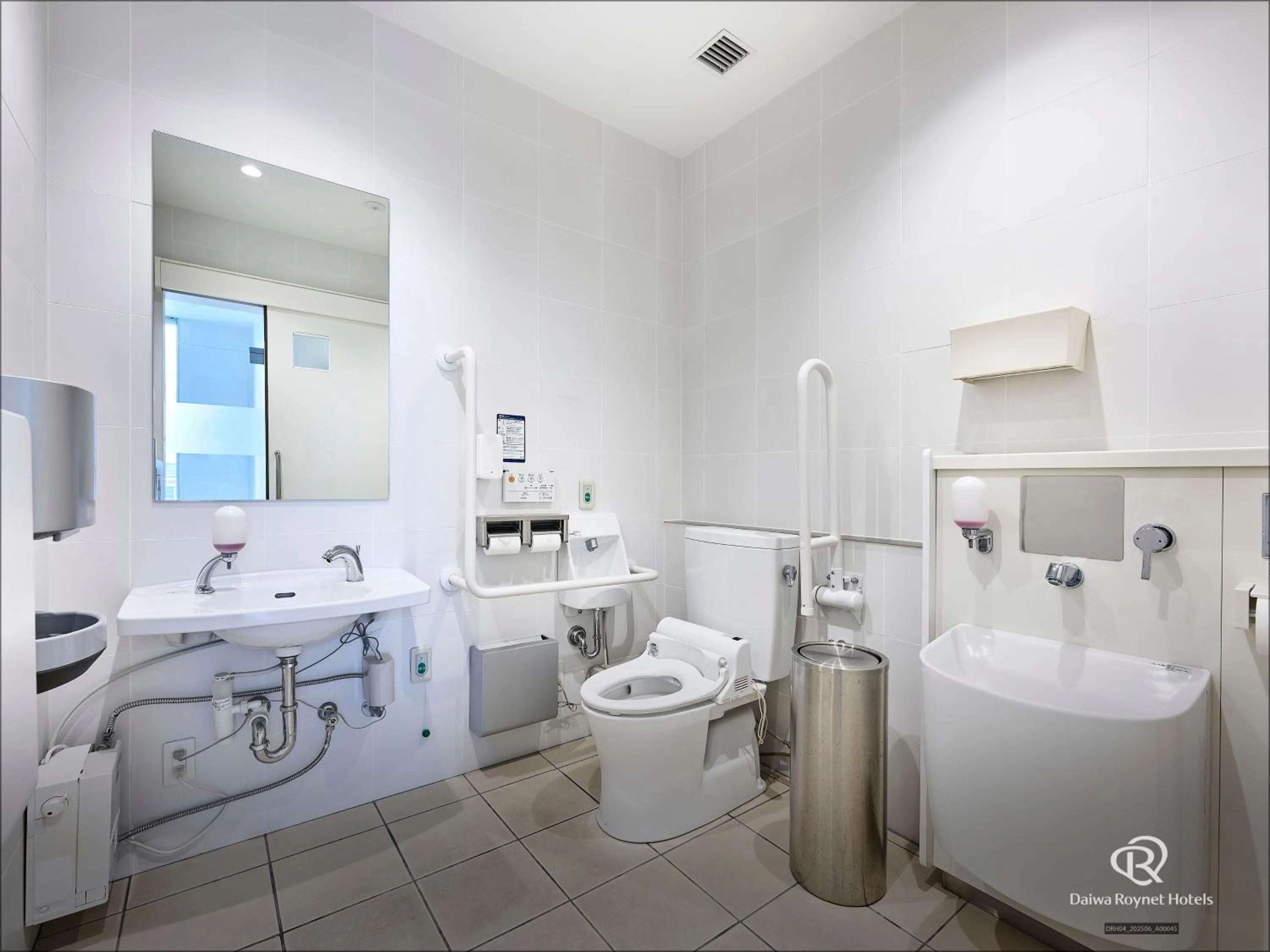 Toilet in Daiwa Roynet Hotel Numazu