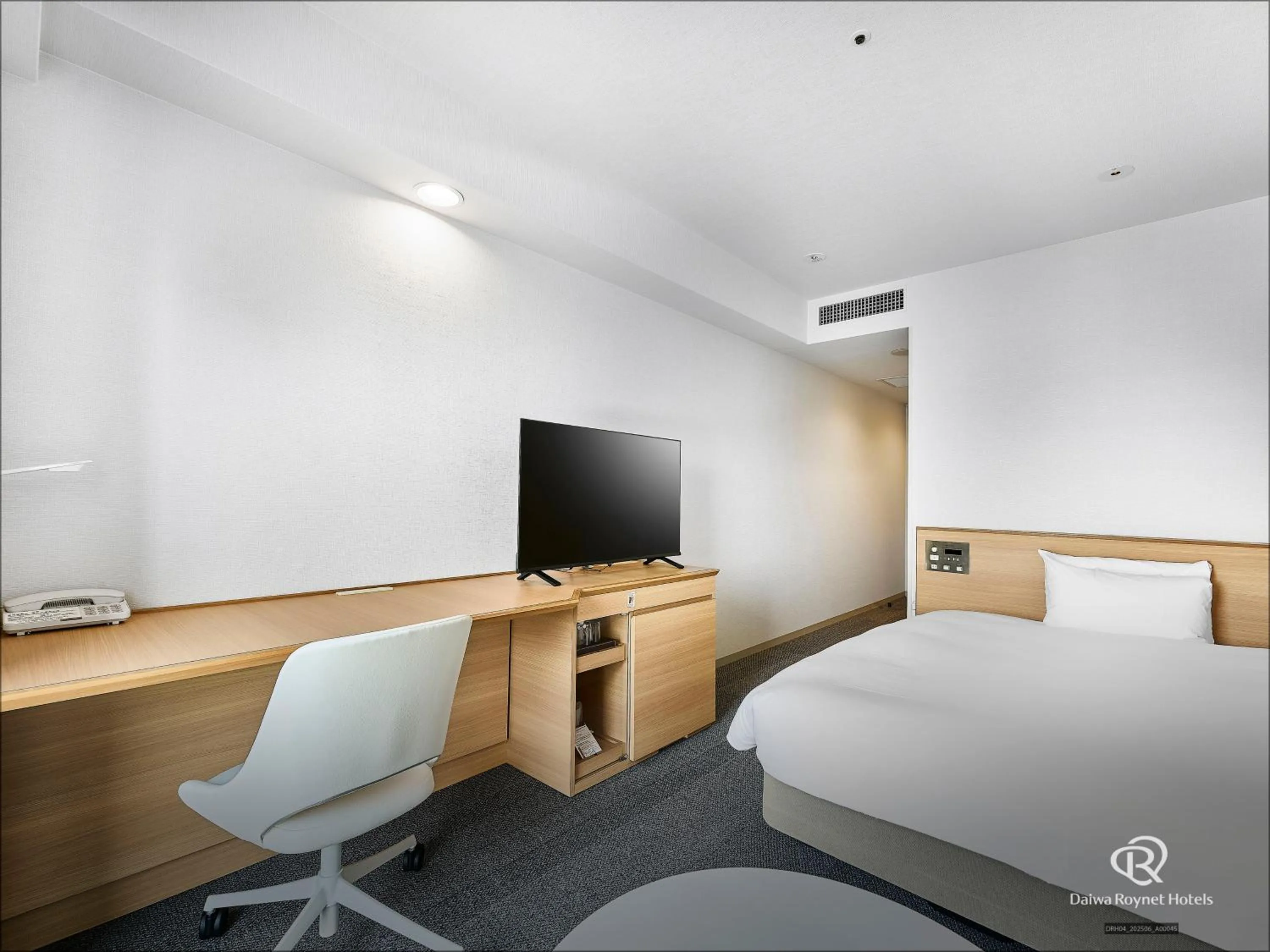 Photo of the whole room, Bed in Daiwa Roynet Hotel Numazu