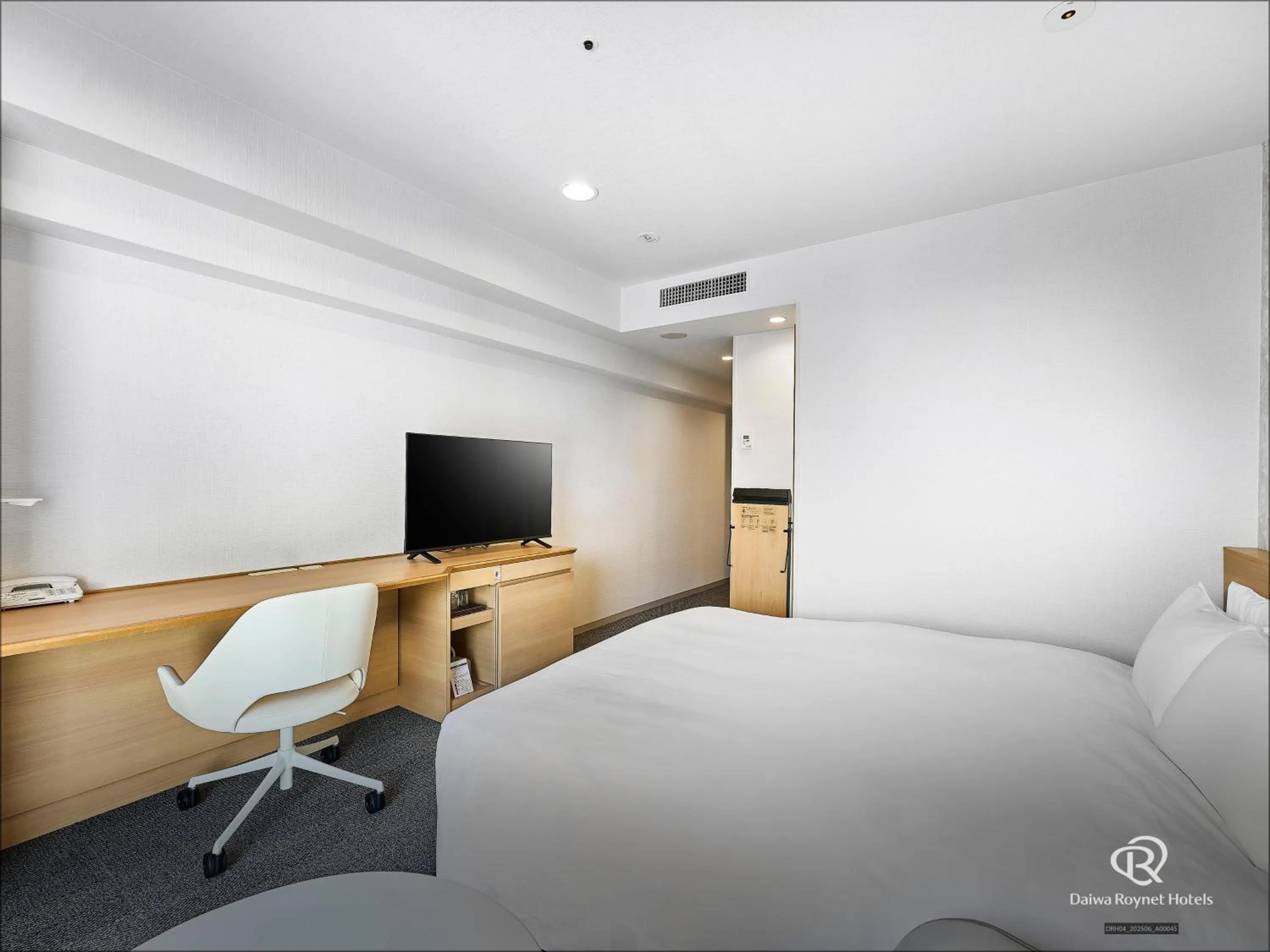 Photo of the whole room, Bed in Daiwa Roynet Hotel Numazu