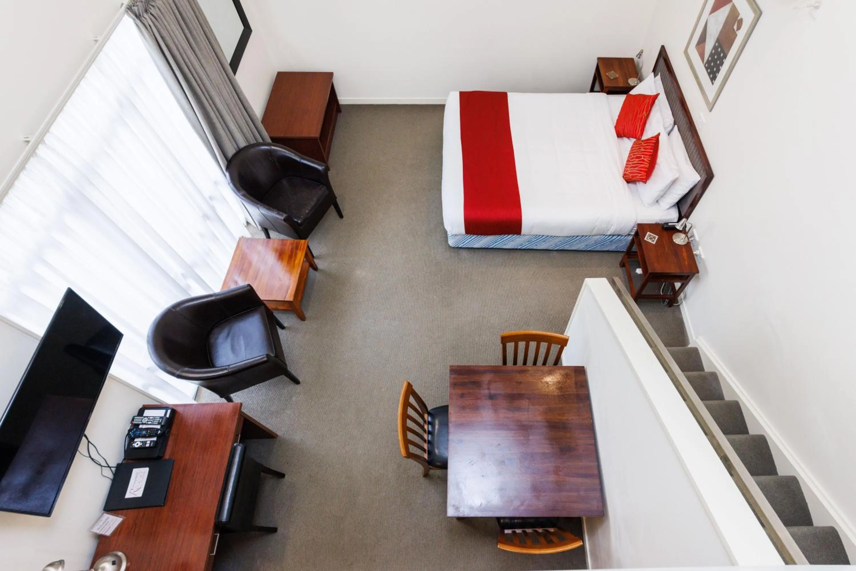 Dining area, Bed in Fitzherbert Regency Motor Lodge