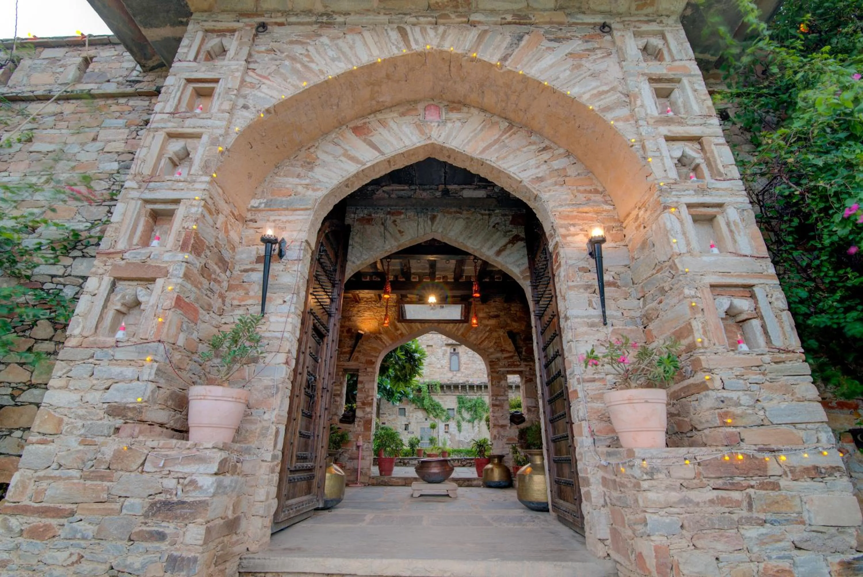Facade/entrance in Fort Dadhikar, Alwar