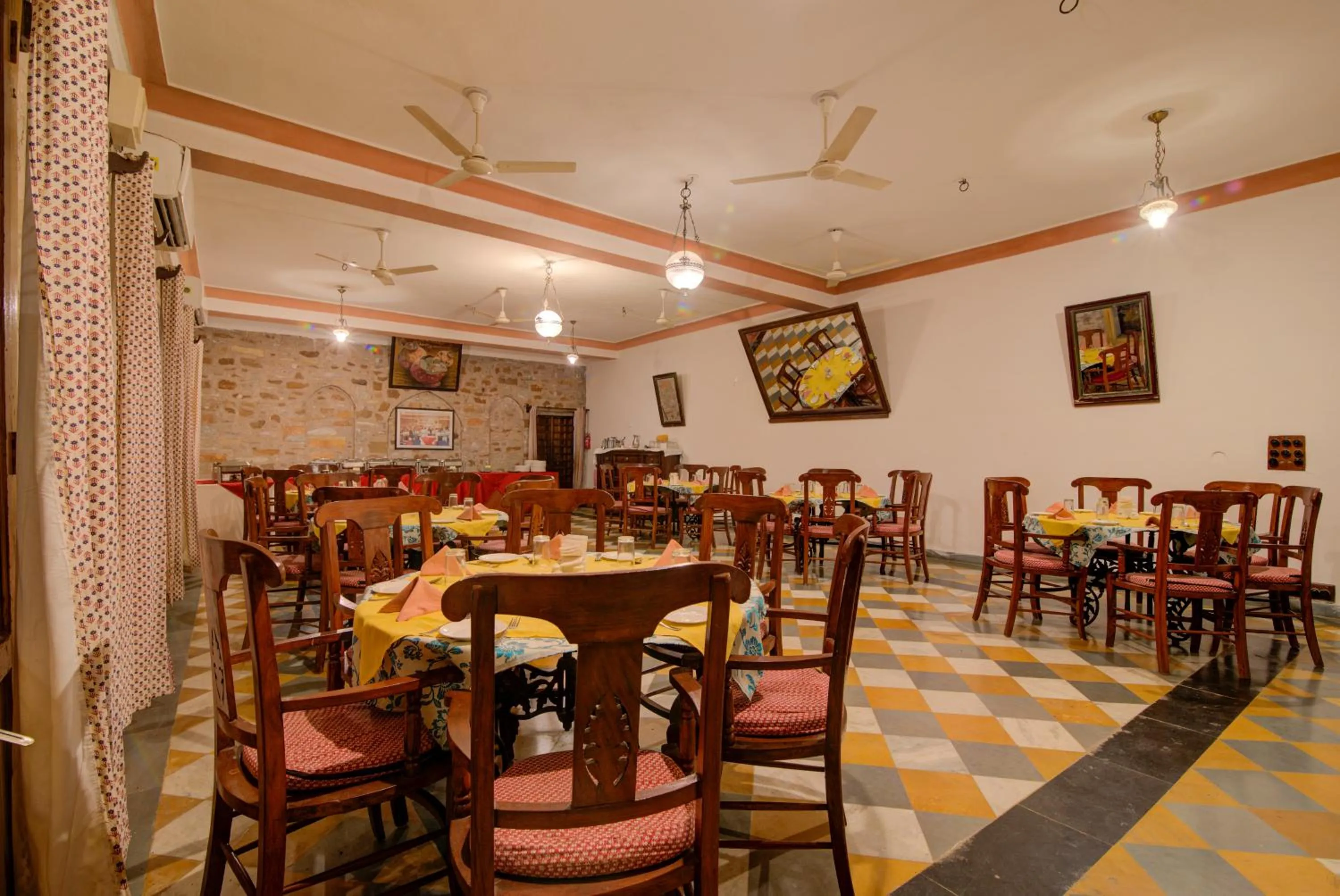 Restaurant/places to eat in Fort Dadhikar, Alwar