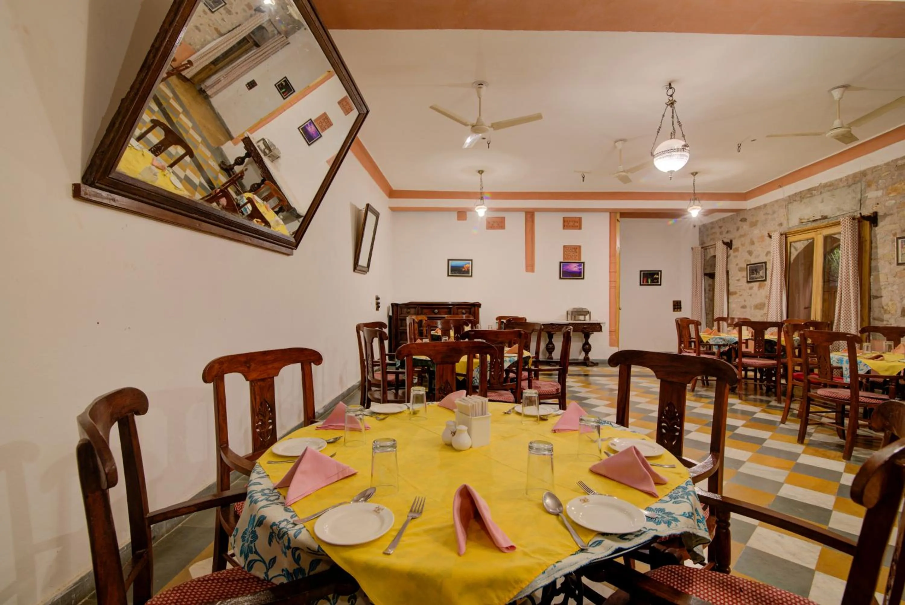 Restaurant/places to eat in Fort Dadhikar, Alwar