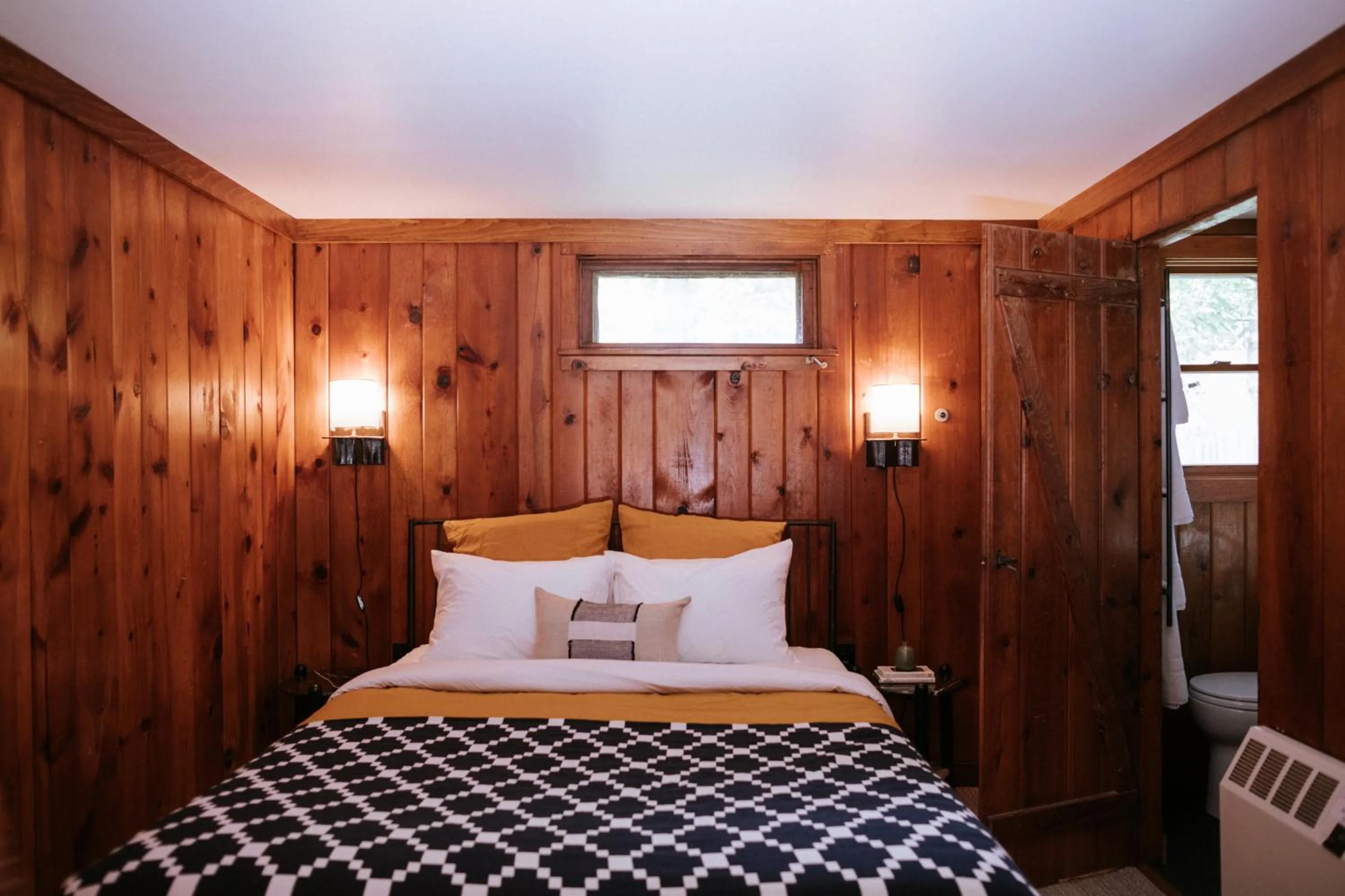 Bedroom, Bed in The Leeway