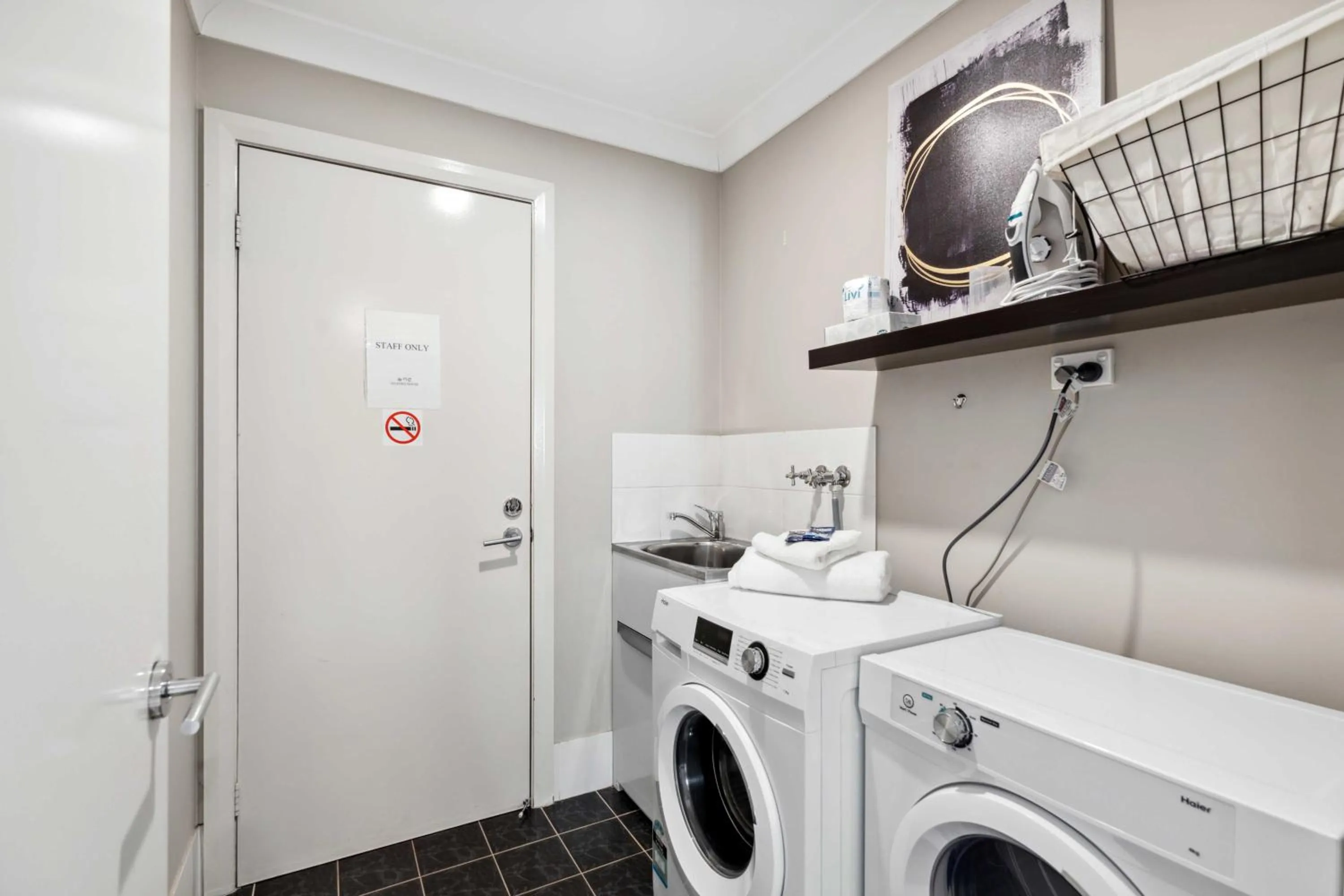 washing machine in West End Motor Lodge