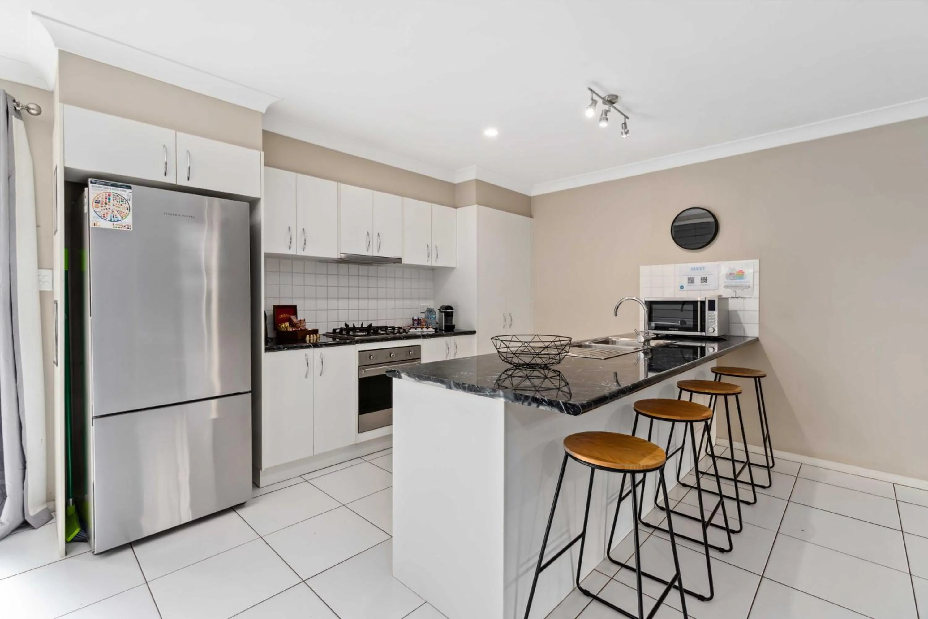 Kitchen or kitchenette in West End Motor Lodge