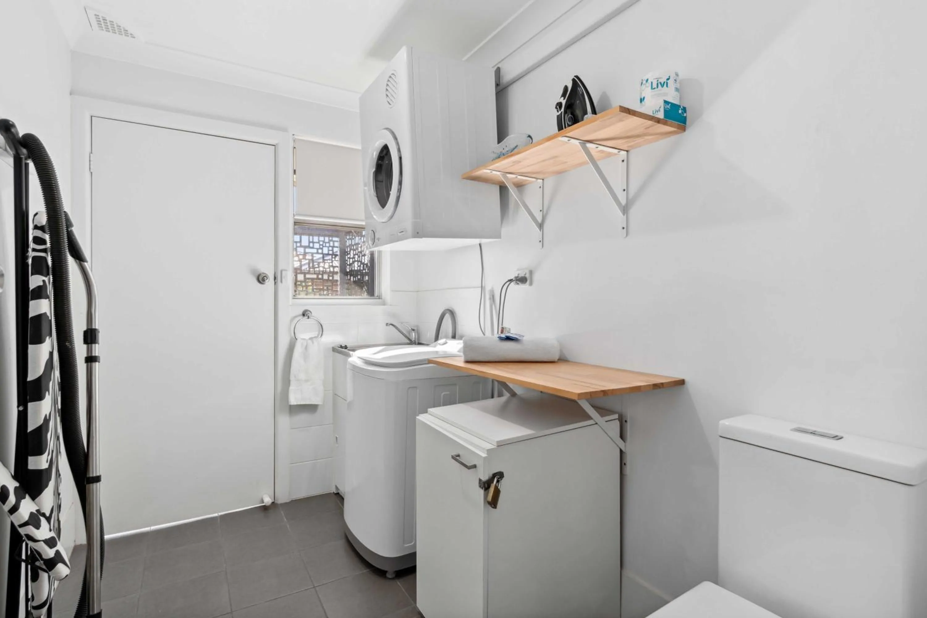 Kitchen or kitchenette in West End Motor Lodge