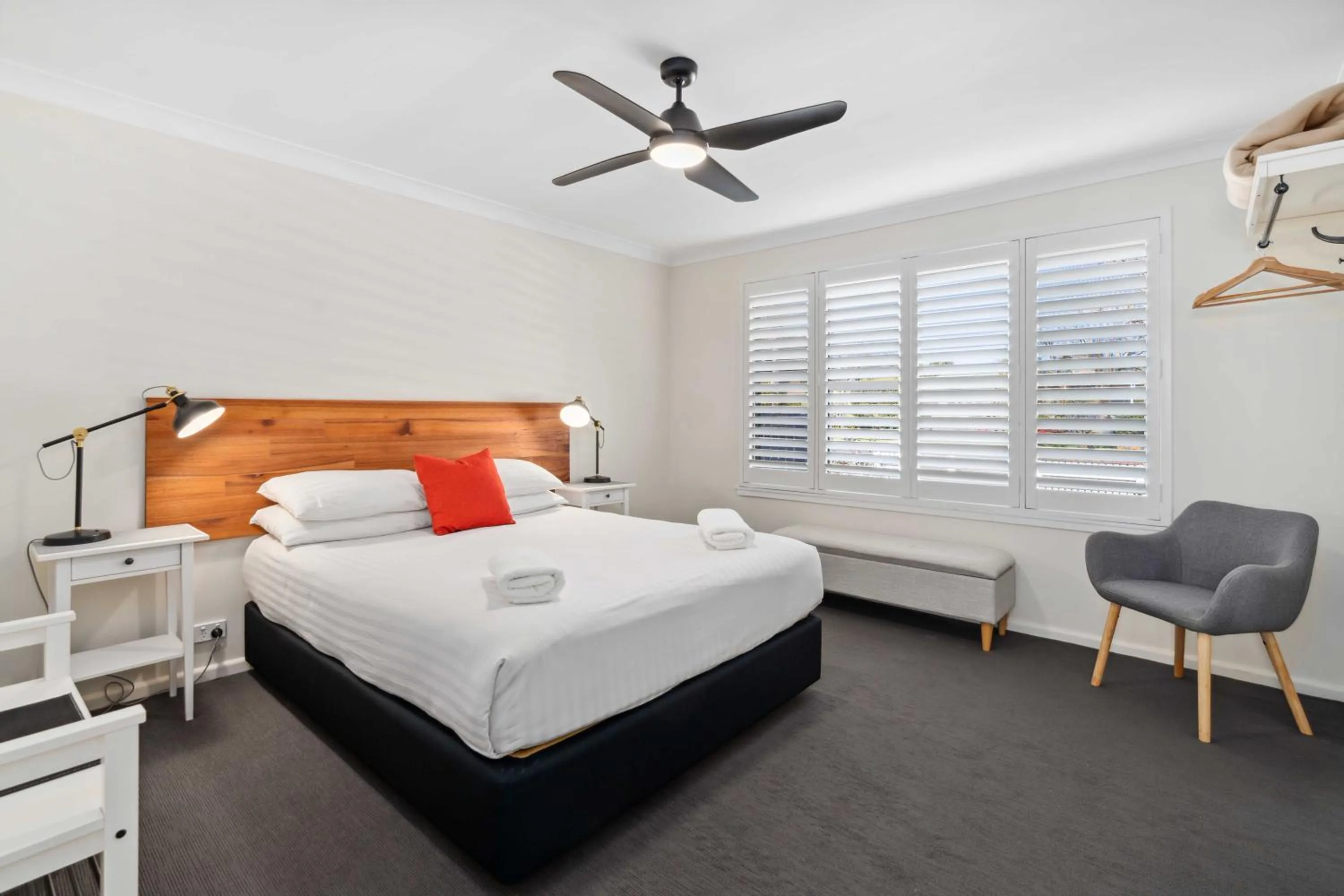 Photo of the whole room, Bed in West End Motor Lodge