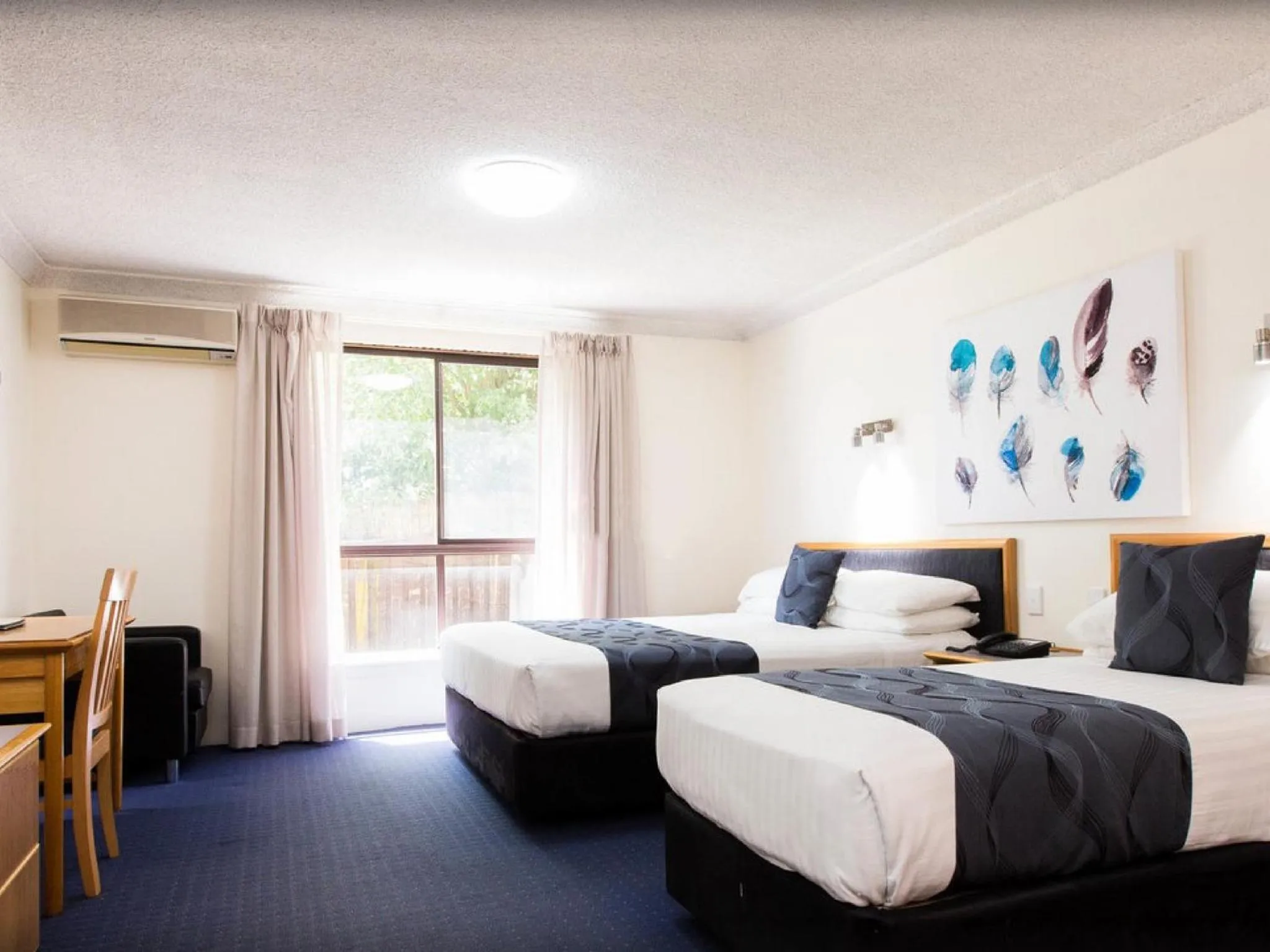 Bedroom, Bed in West End Motor Lodge