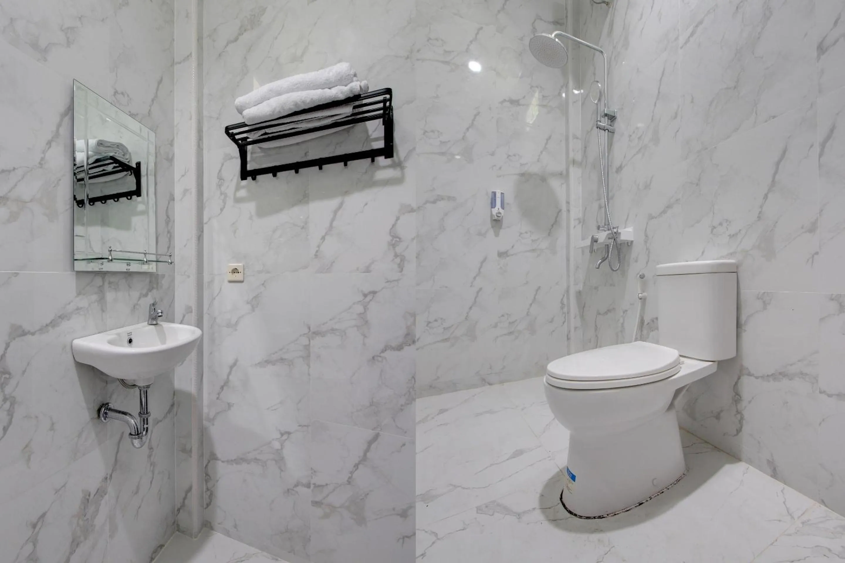 Bathroom in Collection O 93028 Homestay Joglo Ibu