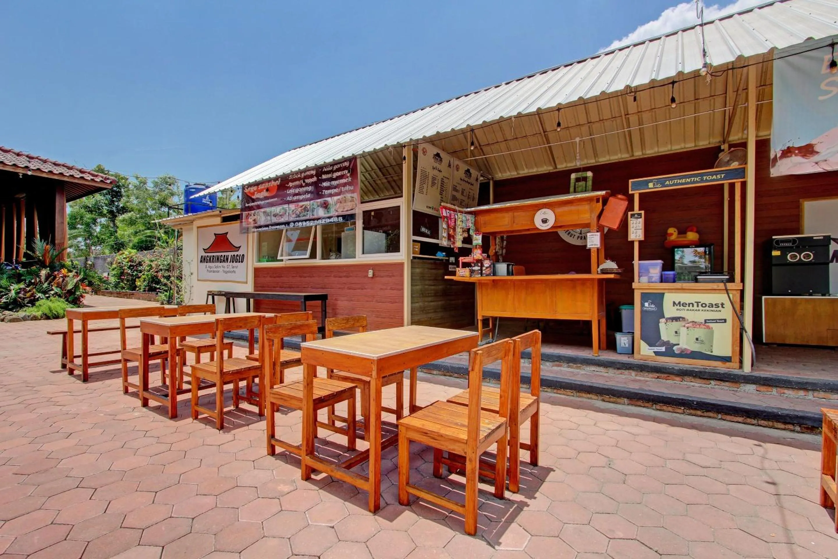 Restaurant/places to eat in Collection O 93028 Homestay Joglo Ibu