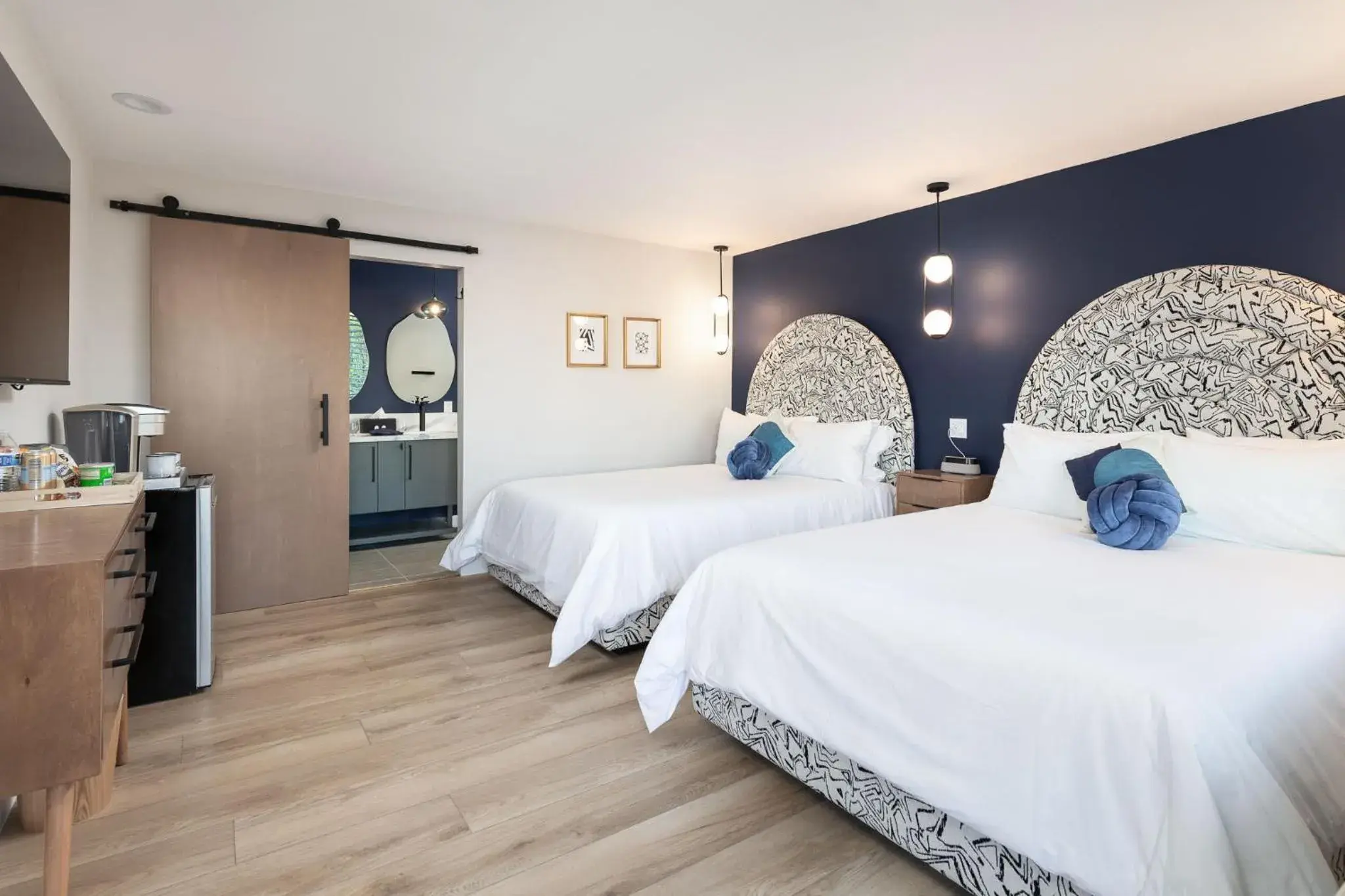 Queen Room with Two Queen Beds in California Inn Queen Room with Two Queen Beds in California Inn