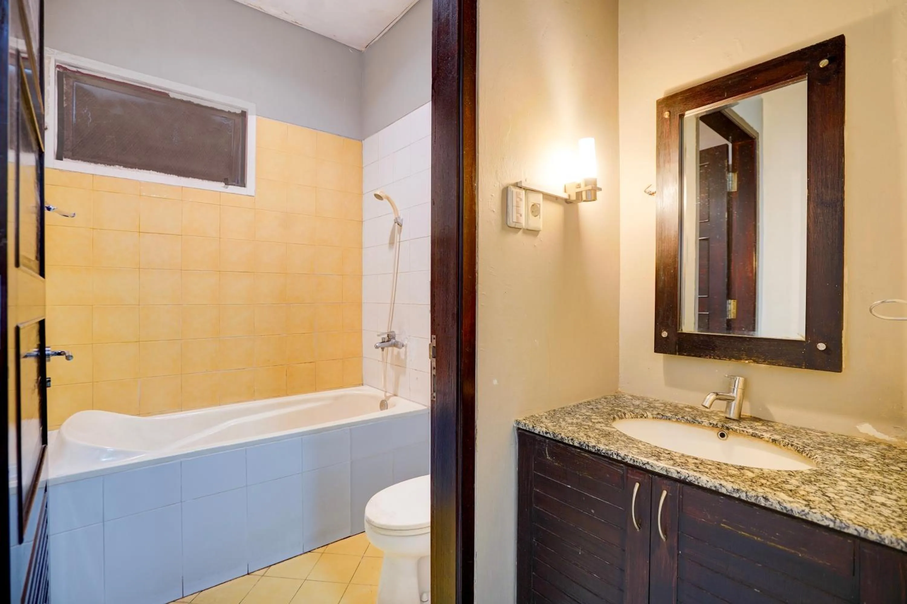 Bathroom in Collection O Padang near Mesjid Raya Syekh Ahmad Al-Minangkabawi formerly Hotel Surya Palace