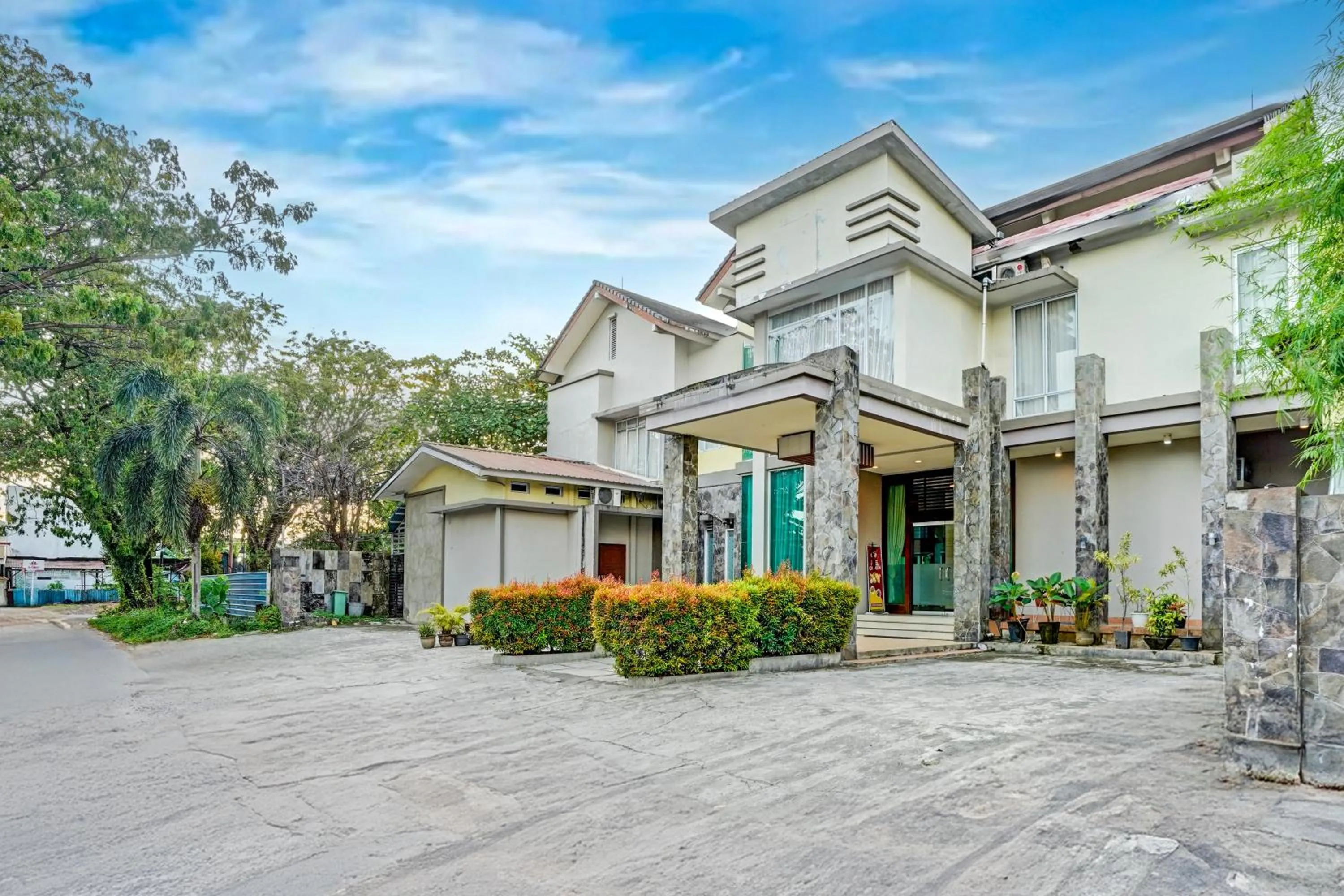 Property building in Collection O Padang near Mesjid Raya Syekh Ahmad Al-Minangkabawi formerly Hotel Surya Palace