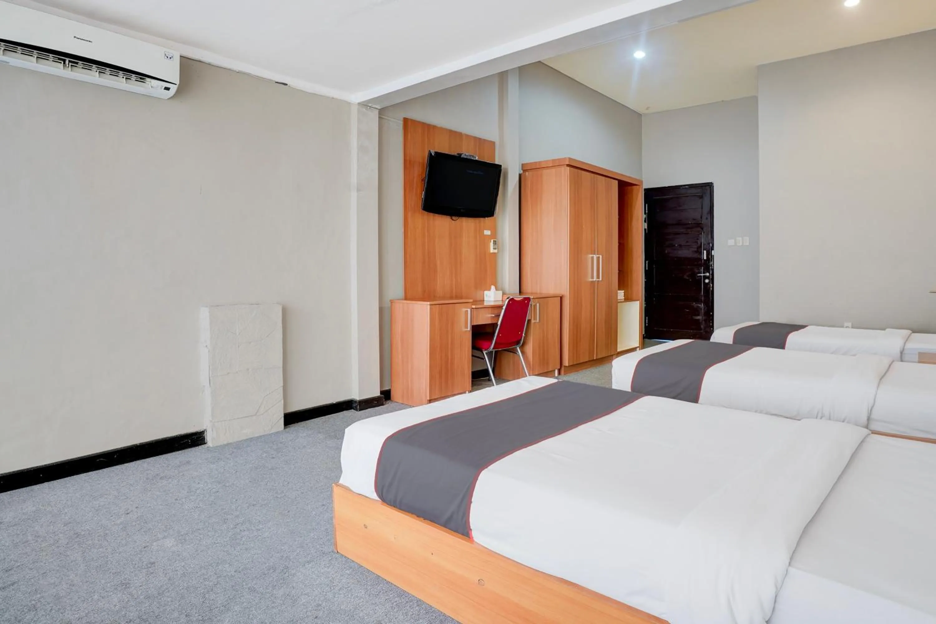 Bed in Collection O Padang near Mesjid Raya Syekh Ahmad Al-Minangkabawi formerly Hotel Surya Palace